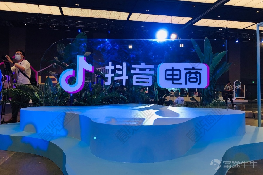 编辑/[链接: 布林] 5月20日，商务部国际贸易经济合作研究院发布《从“[链接: 国货]”走向“潮品”——直播电商助力[链接: 国货]品牌崛起的机制与路径》研究报告（以下简称“报告”）。报告指出，作为数字经济与实体经济深度融合的新业态，直播电商正持续释放服务实体经济的增量价值，并在品牌提质、产业升级、消费扩容、就业扩岗等多方面带来积极的结构性变化。 当前我国消费市场延续稳中向好态势，新型消费加快发展。在此背景下，该报告从服务实体经济的宏观视角，进一步明确了直播电商的核心定位和长期价值。其对实体经济的带动不仅体现在扩大交易规模上，更体现在打通内容场景、高效连接供需两端，进而推动高质量发展。 夯实品牌发展根基：“店播”成[链接: 国货]提质跃升新路径 在品牌培育层面，报告洞察到直播电商正持续形成新增量。不仅明显降低了新兴品牌商家的市场准入和营销成本，更提供了从入驻、运营到品牌孵化的全链条支持。随着行业逐步转向“店播为主、达播为辅”的格局，品牌自播在专业运营与长期沉淀上的优势进一步显现，为“中国制造”向品牌化、高端化跃升铺设了可持续的路径。 对此，中国人民大学国家发展与战略研究院教...