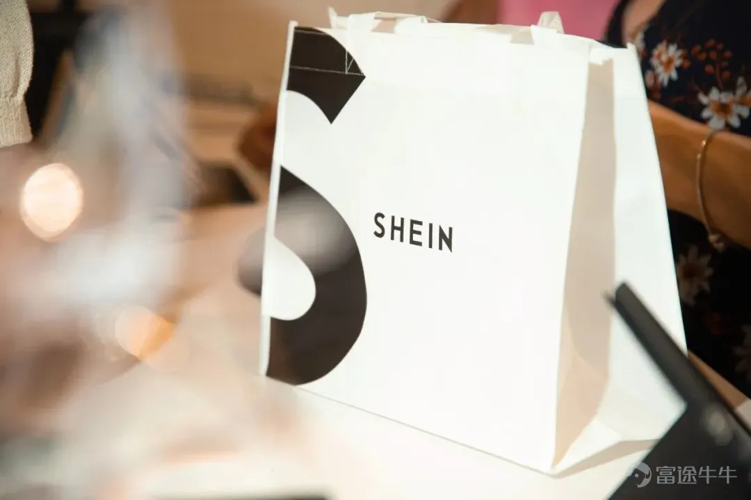9月1日,SHEIN正式在港交所掛牌上市。歷經六年輾轉,這家曾經估值千億美元的獨角獸,終於完成資本市場的關鍵一躍,以每股48.56港元的發行價掛牌,對應約263億美元市值進入了新的階段。 與其他公司上市的狂歡不同,SHEIN今日敲鐘有些靜悄悄的意味。一位SHEIN早期合作方在接受36氪採訪時評價,「這是交代嗎?不覺得,是滿意嗎?我也不認爲他滿意。但不上市肯定不行,就是五味雜陳。」 相較於巔峰時期的千億美元估值預期,此次上市的定價更趨理性,也傳遞出清晰的信號:當曾經助推它騰飛的外部紅利在發生不可逆的結構性變化,SHEIN正在經歷一場深刻的價值重估。 在跨境電商並不算長的商業史上,SHEIN是一個難以被歸類的樣本。 圖源SHEIN官網 它崛起於一個獨特的時代轉折中。全球供應鏈的深度數字化、社交媒體流量紅利的集中爆發,一家從珠三角番禺城中村邊緣成長起來的全球快時尚巨頭雛形就此誕生。 沒有一間自有工廠,長期以純線上模式爲主,SHEIN憑藉一套將數據算法與服裝製造深度融合的柔性供應鏈體系,在短短十餘年間穿越了傳統零售企業需要數十年才能走完的路程。 然而,商業史反覆驗證同一個規律...