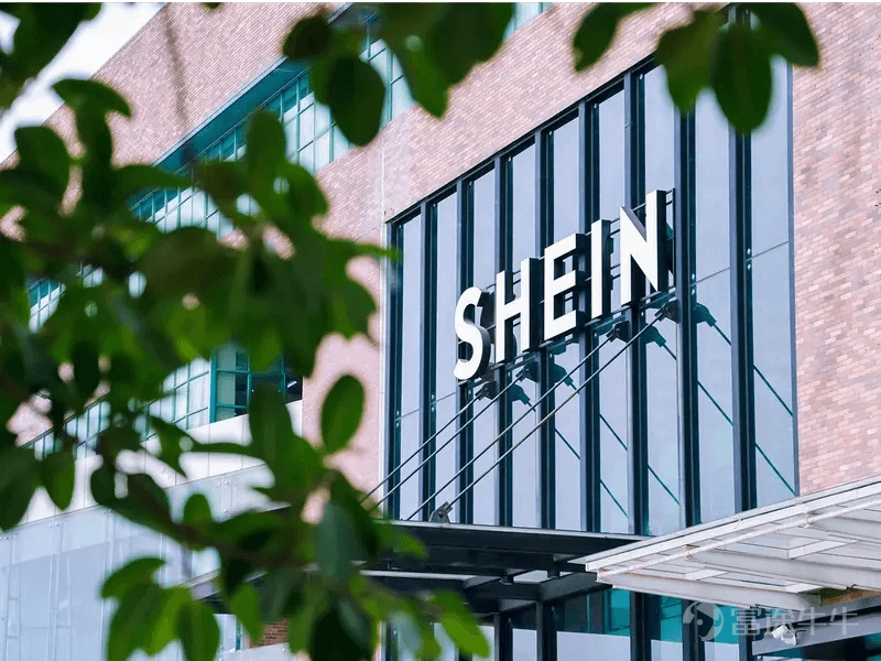 9月1日,SHEIN正式在港交所掛牌上市。歷經六年輾轉,這家曾經估值千億美元的獨角獸,終於完成資本市場的關鍵一躍,以每股48.56港元的發行價掛牌,對應約263億美元市值進入了新的階段。 與其他公司上市的狂歡不同,SHEIN今日敲鐘有些靜悄悄的意味。一位SHEIN早期合作方在接受36氪採訪時評價,「這是交代嗎?不覺得,是滿意嗎?我也不認爲他滿意。但不上市肯定不行,就是五味雜陳。」 相較於巔峰時期的千億美元估值預期,此次上市的定價更趨理性,也傳遞出清晰的信號:當曾經助推它騰飛的外部紅利在發生不可逆的結構性變化,SHEIN正在經歷一場深刻的價值重估。 在跨境電商並不算長的商業史上,SHEIN是一個難以被歸類的樣本。 圖源SHEIN官網 它崛起於一個獨特的時代轉折中。全球供應鏈的深度數字化、社交媒體流量紅利的集中爆發,一家從珠三角番禺城中村邊緣成長起來的全球快時尚巨頭雛形就此誕生。 沒有一間自有工廠,長期以純線上模式爲主,SHEIN憑藉一套將數據算法與服裝製造深度融合的柔性供應鏈體系,在短短十餘年間穿越了傳統零售企業需要數十年才能走完的路程。 然而,商業史反覆驗證同一個規律...
