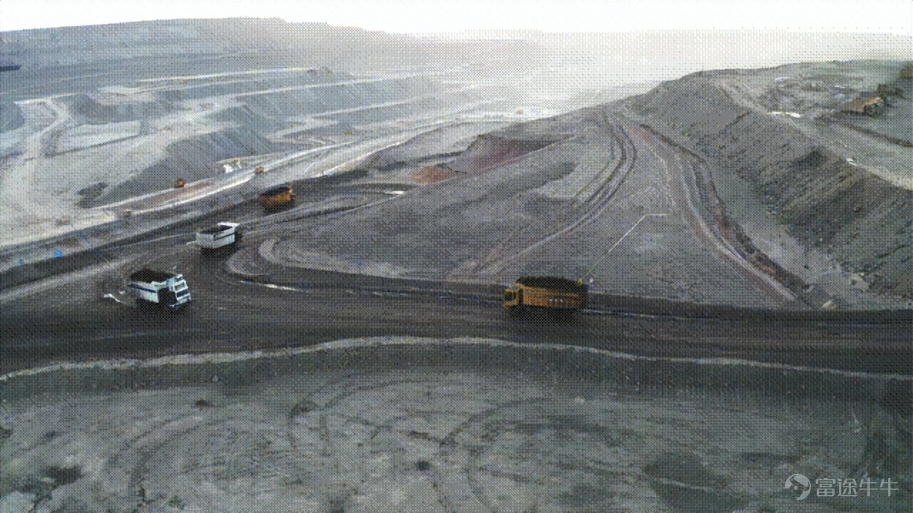 The world's first publicly listed company focused on autonomous driving in mining operations has finally emerged. On July 8, Yikong Zhijia rang the listing bell at the Hong Kong Stock Exchange, raising over HK$2.2 billion. Breaking down the investor list, it includes both industrial capital such as Zijin Mining, XCMG Group, CATL, and Nio Capital, as well as international long-term investors like Fidelity International, JPMorgan, and Barings. Yikong has firmly captured the market’s appetite. However, a closer look at the prospectus reveals a set of contradictory figures. On one hand, as of the end of 2025, Yikong had deployed 2,580 active autonomous mining trucks, capturing a 55.5% market share in China, maintaining a 100% customer group retention rate for three consecutive years, and surpassing RMB 1 billion in revenue in 2025—securing its position as China’s leading commercial vehicle autonomous driving company. On the other hand, from 2023 to 2025, the company reported cumulative losses exceeding RMB 1.2 billion, with the deficit continuing to widen on paper. Behind these losses, however, lies Yikong’s deep integration of autonomous driving into mine production systems, a proven business model, and a competitive moat that latecomers will find difficult to close in the short term. In this sector, which remains in its early industrial stages,Yikong Zhijia offers a replicable commercial blueprint for autonomous driving in mining operations: First validate the technology through a capital-intensive model—refining the system until it demonstrates maturity, efficiency, and trustworthiness—and then transition to an asset-light model, shifting growth from 'adding assets' to 'scaling capabilities.' 1. Heavy assets are the entry ticket; light assets are the ultimate goal...