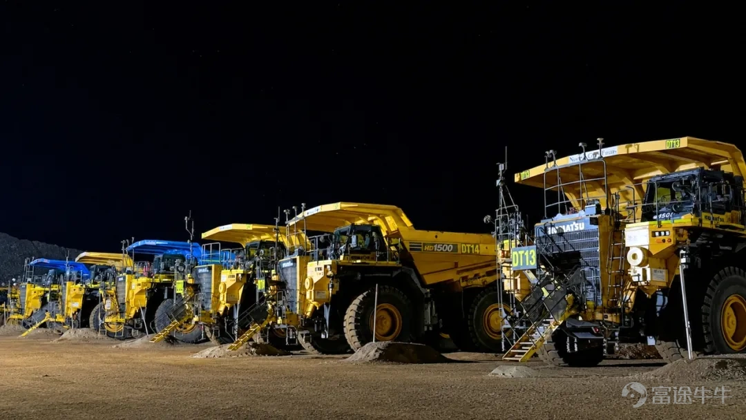 The world's first publicly listed company focused on autonomous driving in mining operations has finally emerged. On July 8, Yikong Zhijia rang the listing bell at the Hong Kong Stock Exchange, raising over HK$2.2 billion. Breaking down the investor list, it includes both industrial capital such as Zijin Mining, XCMG Group, CATL, and Nio Capital, as well as international long-term investors like Fidelity International, JPMorgan, and Barings. Yikong has firmly captured the market’s appetite. However, a closer look at the prospectus reveals a set of contradictory figures. On one hand, as of the end of 2025, Yikong had deployed 2,580 active autonomous mining trucks, capturing a 55.5% market share in China, maintaining a 100% customer group retention rate for three consecutive years, and surpassing RMB 1 billion in revenue in 2025—securing its position as China’s leading commercial vehicle autonomous driving company. On the other hand, from 2023 to 2025, the company reported cumulative losses exceeding RMB 1.2 billion, with the deficit continuing to widen on paper. Behind these losses, however, lies Yikong’s deep integration of autonomous driving into mine production systems, a proven business model, and a competitive moat that latecomers will find difficult to close in the short term. In this sector, which remains in its early industrial stages,Yikong Zhijia offers a replicable commercial blueprint for autonomous driving in mining operations: First validate the technology through a capital-intensive model—refining the system until it demonstrates maturity, efficiency, and trustworthiness—and then transition to an asset-light model, shifting growth from 'adding assets' to 'scaling capabilities.' 1. Heavy assets are the entry ticket; light assets are the ultimate goal...