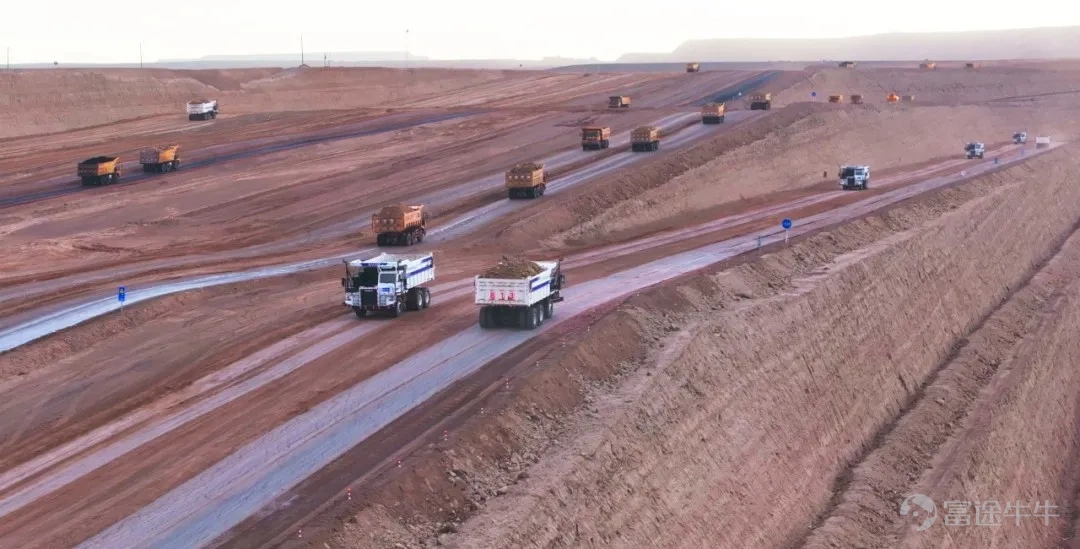 The world's first publicly listed company focused on autonomous driving in mining operations has finally emerged. On July 8, Yikong Zhijia rang the listing bell at the Hong Kong Stock Exchange, raising over HK$2.2 billion. Breaking down the investor list, it includes both industrial capital such as Zijin Mining, XCMG Group, CATL, and Nio Capital, as well as international long-term investors like Fidelity International, JPMorgan, and Barings. Yikong has firmly captured the market’s appetite. However, a closer look at the prospectus reveals a set of contradictory figures. On one hand, as of the end of 2025, Yikong had deployed 2,580 active autonomous mining trucks, capturing a 55.5% market share in China, maintaining a 100% customer group retention rate for three consecutive years, and surpassing RMB 1 billion in revenue in 2025—securing its position as China’s leading commercial vehicle autonomous driving company. On the other hand, from 2023 to 2025, the company reported cumulative losses exceeding RMB 1.2 billion, with the deficit continuing to widen on paper. Behind these losses, however, lies Yikong’s deep integration of autonomous driving into mine production systems, a proven business model, and a competitive moat that latecomers will find difficult to close in the short term. In this sector, which remains in its early industrial stages,Yikong Zhijia offers a replicable commercial blueprint for autonomous driving in mining operations: First validate the technology through a capital-intensive model—refining the system until it demonstrates maturity, efficiency, and trustworthiness—and then transition to an asset-light model, shifting growth from 'adding assets' to 'scaling capabilities.' 1. Heavy assets are the entry ticket; light assets are the ultimate goal...