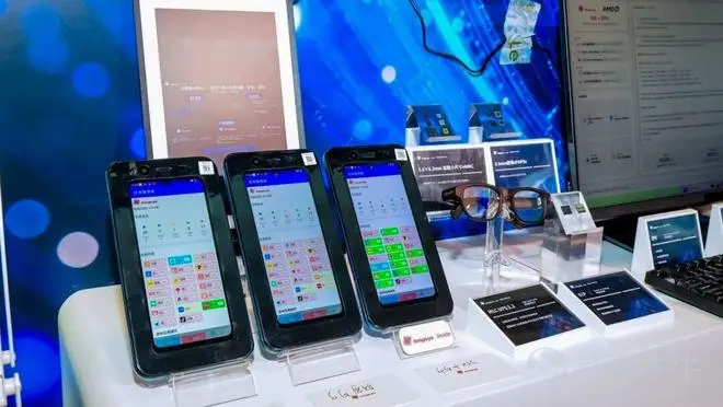 過去幾年的發展證明,人工智能是一個既定的事實,各大模型廠商和基礎設施供應商也前赴後繼地投入到「基建競賽」中去,以提高模型的能力和競爭力。但從人工智能誕生起就伴之而來的另一個存在已久的問題——人工智能什麼時候能從雲端走向終端落地,在過去多年備受關注。 帶着這個疑問,全球各地的廠商也做了多樣化的嘗試。如去年年底以來,OpenClaw引爆的「養龍蝦」熱,就是其中一個典型場景。這一波浪潮更是讓大家堅信,2026年真的會是AI大規模落地的元年。 爲了緊抓這個機會,產業鏈從業者一如既往地基於AI不同環節對性能的不同要求有針對性地打造相應的軟硬件產品。其中,最近半年走向風口浪尖的存儲,無疑是當中的重中之重。作爲國內領先的半導體存儲品牌企業,江波龍已然做好了充分準備。 端側AI存儲:三大核心需求 衆所周知,在2026年之前的AI建設潮中,訓練(Training)是產業的主旋律,其存儲系統的核心任務是承載數萬億Token的海量數據吞吐,並應對模型訓練中高頻、高併發的Checkpoint瞬時寫入需求,以確保昂貴的顯卡不因I/O阻塞而停滯,因此當時的行業焦點完全集中在支...