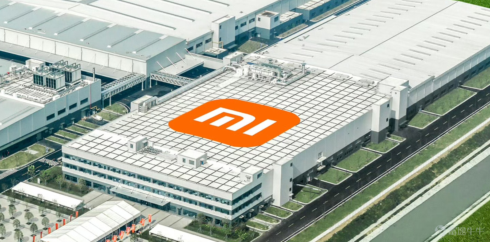 當一家公司完成了底層邏輯的重構，當它的四大業務板塊都已具備規模效應，當它的AI能力開始從量變走向質變——那麼，給予它一點耐心，等待的將是一個遠超預期的未來。 高瓴資本創始人張磊在《價值》這本書中，將長期主義視爲踐行價值投資的必備價值觀，「在長期主義之路上，與偉大格局觀者同行，做時間的朋友。」如今，這一理念正在一家中國科技公司身上得到現實印證。  日前，小米 $小米集團-W (01810.HK)$交出了2025年成績單：集團總營收4573億元，同比增長25%，經調整淨利潤392億元，同比增長43.8%，均創歷史新高。  不過，這些數字的意義，遠不止於「再創新高」本身。更值得深究的，是隱藏在其背後的深層變化，增長動力的根本性切換、高端化戰略的全面落地，以及AI技術從概念走向應用的系統性爆發。  這樣一種從結構層面持續演進的增長模式，我們稱之爲長期主義的勝利，而它，正在成爲小米的新常態。  01 飛行中換擋  2025年業績最核心的看點，在於小米增長引擎的全面切換。汽車業務的崛起，標誌着小米成功從一個單一品類的領先者，進化爲一個多業務協同、抗風險能力極強的生態型巨頭。而“人...