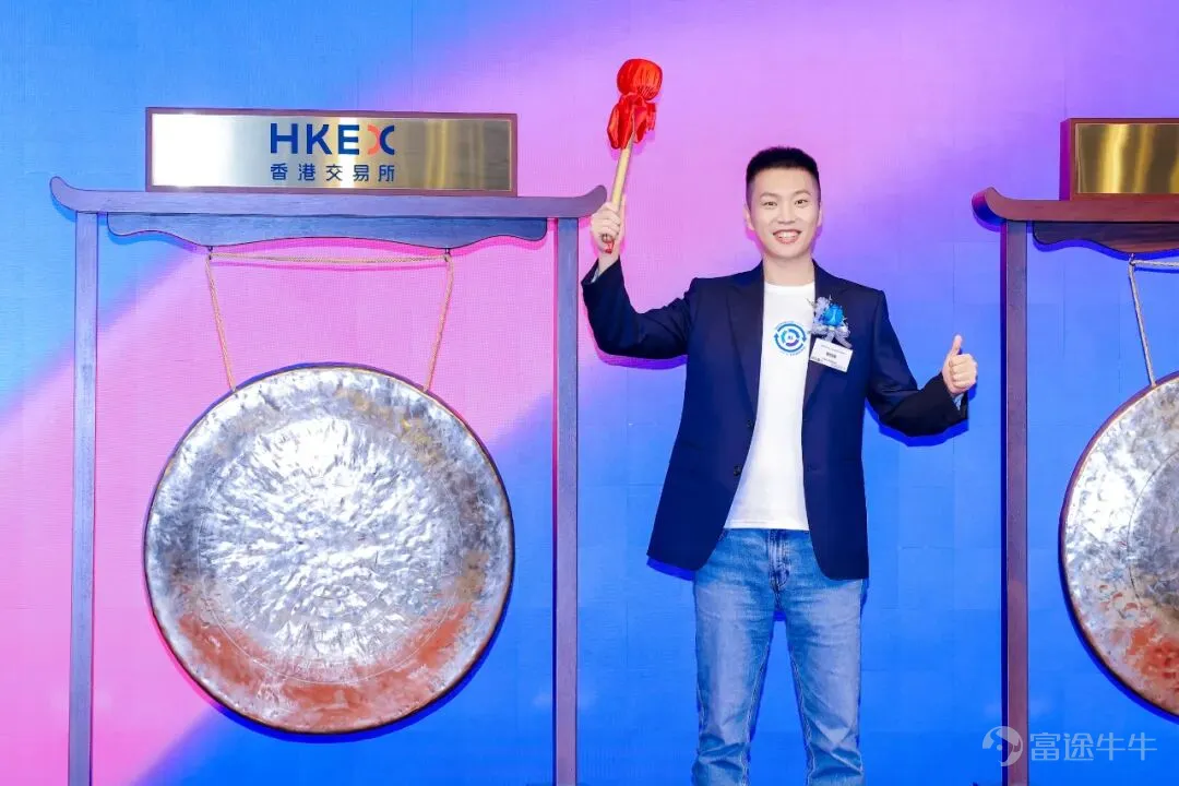 从看见到理解,从模仿到想象,物理AI的“GPT时刻”,正每天穿梭在街头巷尾的车流里。 今天,“物理AI第一股”Momenta $MOMENTA-W (06880.HK)$ 正式登陆港交所。 上市仪式上,Momenta CEO曹旭东表示:“十年前,我们创立Momenta,只为追随一个简单却笃定的使命:Better AI,Better Life。Better AI,源于我们的好奇心。对于人工智能的痴迷与好奇,让我们的人生‘生机勃勃’。Better Life,承载着我们的使命感。相信技术的价值,在于让人们的生活更安全、更自由、更美好。所以,我们定下三个十年愿景:十年挽救百万生命,十年解放百分百时间,十年物流出行效率翻倍。如今,我们已给超过100万用户,带来了更加安全安心的驾驶体验。” 上市前,Momenta的市场认购反响热烈,其中公开发售部分获得413.6倍超额认购;国际发售部分获得超过1000亿港元的机构订单,覆盖了来自15个国家和地区的主权与长线基金。 押注Momenta的,是一支全球长线资本“联合军团”——产业资本、科技巨头、主权基金、...