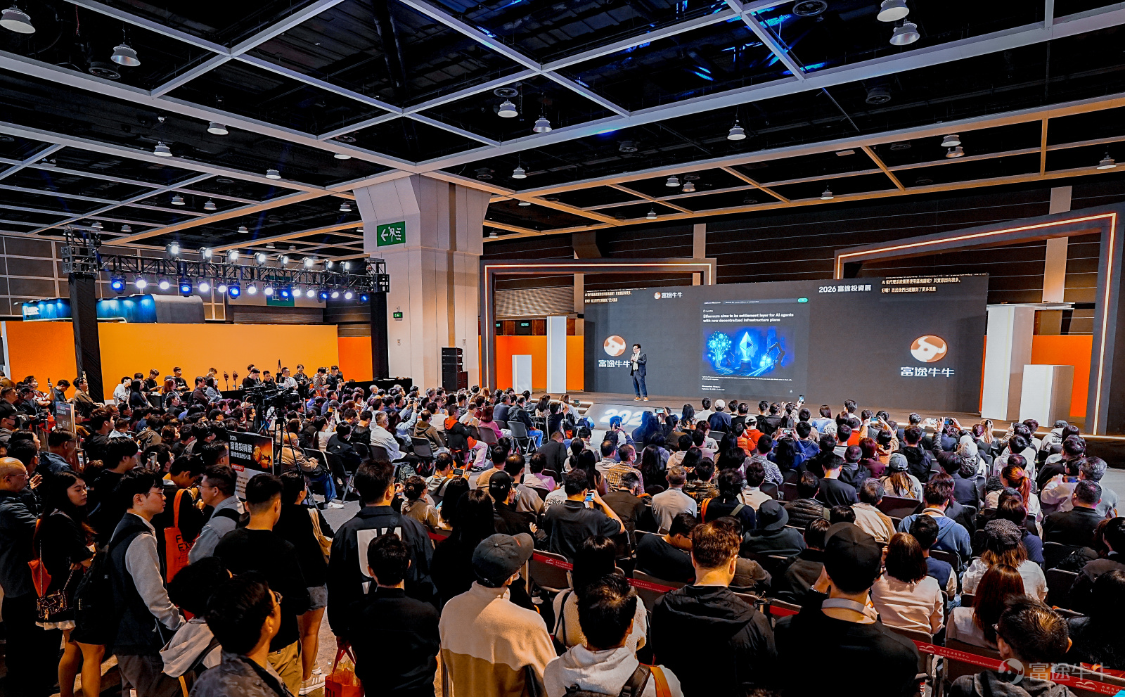 The third 'Futu Investment Expo' has successfully concluded! Over these two days, the Hong Kong Convention and Exhibition Center was bustling with people, as more than 12,000 investors gathered for this largest-in-Hong-Kong annual investment event tailored specifically for retail investors! From three themed exhibition areas to multiple specialized workshops, every corner was filled with intellectual exchange and interactive enthusiasm. As 'Wall Street Wizard' Tom Lee personally shared insights on the deep layout of digital assets, the atmosphere reached its peak, deeply showcasing fellow investors' immense passion for exploring future wealth strategies. This year's most anticipated highlight is undoubtedly Futu's announcement of its AI innovation achievements. Following the AI Agent trend, Futu took the lead in launchingexclusive Skillsandnew version OpenAPI, initiating an era of zero-barrier automated trading through continuous technological innovation, allowing fintech to truly empower every stage of your investment journey. Additionally, Futu has comprehensively upgraded its AI investment assistant functions, and the upcoming AI Algorithmic Trading (AI Algo Trading) and and AI Custom Indicator featuresfurther break down the technical barriers between retail investors and professional institutions! In the future, your investment ideas will be able to be transformed into trading strategies more quickly, making AI your true intelligent investment partner. In addition to cutting-edge technological innovations, this year's exhibition also provided investors with insights from"Trading"...