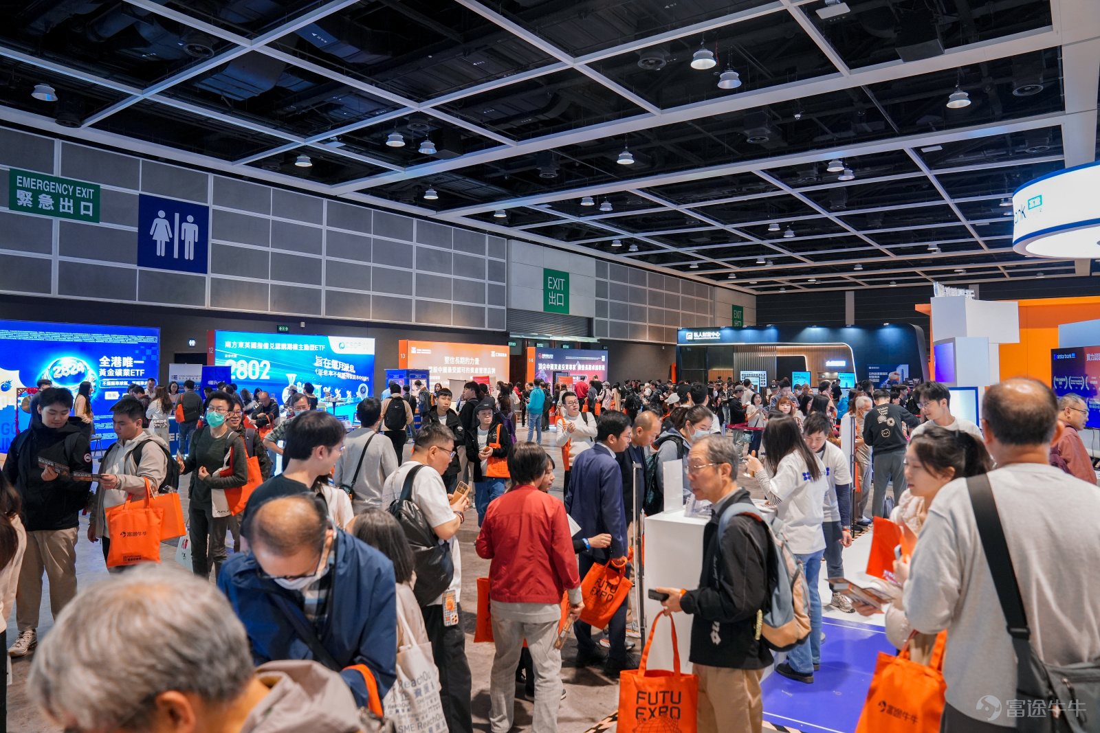 The third 'Futu Investment Expo' has successfully concluded! Over these two days, the Hong Kong Convention and Exhibition Center was bustling with people, as more than 12,000 investors gathered for this largest-in-Hong-Kong annual investment event tailored specifically for retail investors! From three themed exhibition areas to multiple specialized workshops, every corner was filled with intellectual exchange and interactive enthusiasm. As 'Wall Street Wizard' Tom Lee personally shared insights on the deep layout of digital assets, the atmosphere reached its peak, deeply showcasing fellow investors' immense passion for exploring future wealth strategies. This year's most anticipated highlight is undoubtedly Futu's announcement of its AI innovation achievements. Following the AI Agent trend, Futu took the lead in launchingexclusive Skillsandnew version OpenAPI, initiating an era of zero-barrier automated trading through continuous technological innovation, allowing fintech to truly empower every stage of your investment journey. Additionally, Futu has comprehensively upgraded its AI investment assistant functions, and the upcoming AI Algorithmic Trading (AI Algo Trading) and and AI Custom Indicator featuresfurther break down the technical barriers between retail investors and professional institutions! In the future, your investment ideas will be able to be transformed into trading strategies more quickly, making AI your true intelligent investment partner. In addition to cutting-edge technological innovations, this year's exhibition also provided investors with insights from"Trading"...