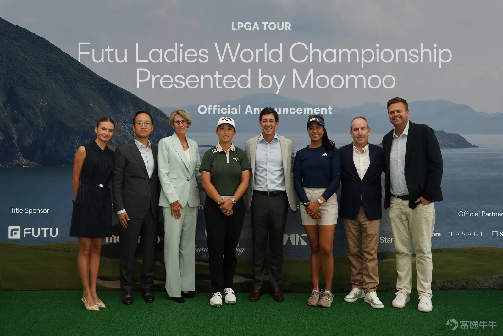 今日,富途與美國女子職業高爾夫協會(LPGA)於港美兩地同步宣布:2027年3月4日至7日,首屆「富途女子高爾夫世界冠軍賽 」將正式落地香港。 這並非單純的冠名贊助,而是雙方的深度戰略合作。富途作為首席呈獻方將這項頂級LPGA賽事引進香港,作為LPGA巡迴賽「亞洲春季系列賽」全新終極站,賽事轉播將覆蓋全球130多個國家及地區,讓全球目光聚焦香港。 中國香港球手,清水灣球會大使陳芷澄主持開球禮,預祝賽事順利舉行。 亞洲獎金天花板!刷新女子賽事新紀錄 本屆賽事含金量十足,總獎金高達340萬美元(約2650萬港元),超越新加坡,泰國等歷屆亞洲同類賽事,成為目前亞洲獎金最高的女子高爾夫賽事,亦是亞洲頂級女子體育盛事。 LPGA作為全球頂尖女子職業高爾夫最權威機構,對合作夥伴,賽事規格,落地門檻極為嚴格。此次深度聯手,佐證了富途的品牌影響力,國際運營能力,已獲得世界頂級體育IP的官方認可。 高球精神,與富途投資價值理念完美契合 高爾夫精神的核心在於其講究精準判斷,策略布局,長期堅持,持續突破,這與投資邏輯,與富途的品牌信念高度同頻。 頂...
