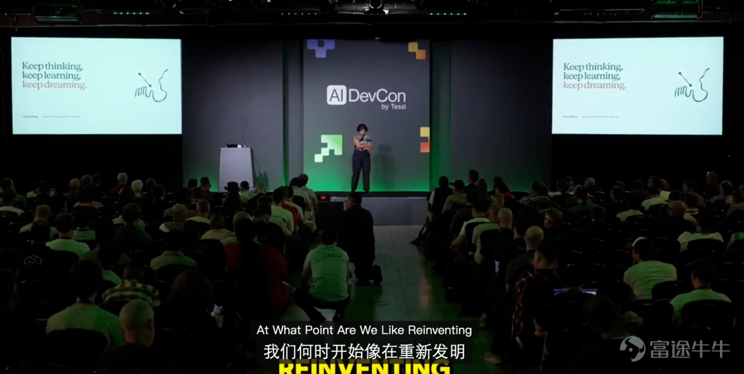 Anthropic工程師Lamis在倫敦AI Native DevCon上分享了讓AI越用越聰明的內部方法。 文章作者、來源：新智元   記憶，最後變成了一個文件夾 Lamis上來就放了個大招：光有智能不會產生複利。  再牛逼的模型，開箱也不知道在你的組織裏怎麼才算把活幹成。這些東西得有人餵給它，還得讓它記住。  Anthropic過去一年就在琢磨怎麼喂，前後換了四代方案。  第一代是CLAUDE.md。人能讀、agent能寫的markdown文件，塞在會話開頭，效果「好得不講道理」。但代價是會越寫越長。  第二代是memory工具。乾脆放權：什麼時候讀、什麼時候寫、什麼時候更新，讓agent自己定。  第三代是Skills，核心思路叫漸進式披露。  Lamis用書架做了個比喻：有人用法語搭話，我抽出那本法語詞典就能應付——不需要提前把七年法語課的內容全背進腦子。同樣的，agent只看文件頂部那幾句摘要決定要不要加載，但skill本身可以塞進任意深度的細節。  第四代，也是他們現在認定的做法：把記憶直接建成文件系統。理由樸素——age...
