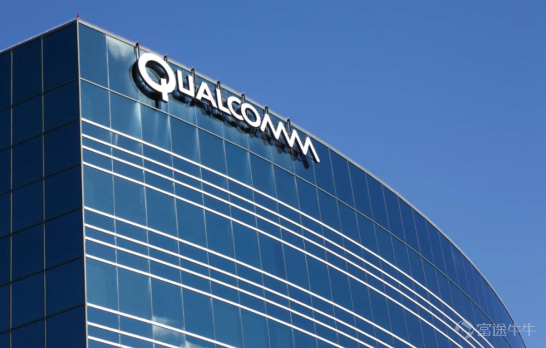 Introduction:Even though Qualcomm $Qualcomm (QCOM.US)$ has made significant progress in its AI transformation, investors do not view it as an 'AI concept stock'. Li Ping/Author  Lishi Business Review/Produced by 1 A stock price that is hard to salvage Since 2026, under the nearly frenzied siphoning effect of the AI industry, a global shortage crisis in memory chips has been brewing. This not only severely impacts key industries such as global consumer electronics, automobiles, and PCs but has also extended to the upstream chip sector of the smartphone industry. This has once again exposed Qualcomm, which has had a difficult year, to the 'memory chip price hike crisis'. Recently, institutions such as Goldman Sachs and Bernstein have successively published research reports downplaying Qualcomm's growth prospects. They noted that weakness in smartphones and loss of Apple orders could pose potential risks to the company. Among them, Bernstein, a top-tier global equity research institution, believes that with the intensification of cost pressures related to memory chips, rising product prices will have a 'significant negative impact' on global smartphone shipments. It also considers the current market consensus on Qualcomm's earnings expectations to be 'significantly overestimated'. The sluggish global demand for smartphones has become one of the main reasons institutions are bearish on Qualcomm. On April 10, a report released by market research firm CounterPoint Research showed that, affected by DRAM and NAND shortages and geopolitical tensions in the Middle East, the global smart...