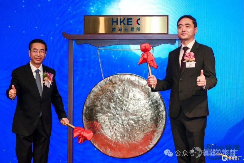 近日，港交所的顯示屏再度爲中國創新亮起：瑞博生物（6938.HK）正式掛牌上市。這不僅是一家公司的資本化節點，更代表着中國小核酸藥物研發從「技術沉澱」走向「價值兌現」的關鍵一步。 $瑞博生物-B (06938.HK)$ 作爲國內小核酸領域的平台型領軍企業，瑞博生物憑藉其自主遞送技術平台與全球臨床管線佈局，正清晰傳遞一個信號：中國創新藥企已具備在源頭技術上建立壁壘的能力，並開始參與定義下一階段的全球治療標準。 市場的反應直觀而熱烈。上市前一天的暗盤交易中，瑞博生物股價便高開高走，收盤大漲超29%；首日開盤後繼續強勢上揚，截至收盤報82.1港元/股。這不僅是資本用「真金白銀」投下的信任票，更承載着市場對中國本土創新藥在全球生命科技前沿實現突破的深切期待。 對於瑞博生物而言，敲鐘港交所只是邁向「全球智造」的第一步。未來，看向何方？   價值躍遷：從「賭管線」到「投平台」的認知升級   長久以來，生物科技公司，特別是那些尚在臨床階段的探索者，總難逃「高投入、長週期、強不確定性」的宿命論標籤。投資它們，往往被視爲一場高風險的科學豪賭...