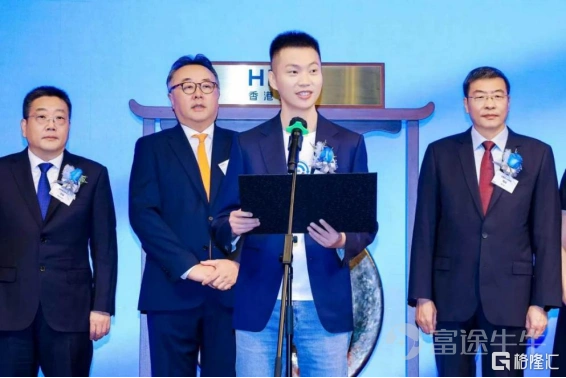 今日,全球领先的物理AI公司Momenta正式在港交所主板挂牌上市,成为“物理AI第一股”。 $MOMENTA-W (06880.HK)$ 上市仪式上,Momenta CEO曹旭东表示:“十年前,我们创立Momenta,只为追随一个简单却笃定的使命:Better AI,Better Life。Better AI,源于我们的好奇心。对于人工智能的痴迷与好奇,让我们的人生‘生机勃勃’。Better Life,承载着我们的使命感。相信技术的价值,在于让人们的生活更安全、更自由、更美好。” 公司上市首日行情火热,开盘涨超6%,总市值突破700亿港元。 火爆行情在上市前已初现端倪。据悉,Momenta在IPO阶段就获得了机构坚定看好、疯狂抢筹。14家机构组成基石投资者阵容,合计认购约3.76亿美元,接近本次发行规模一半。按发售价计算,基石投资者将认购约996.01万股,占全球发售股份总数约49.95%。 在物理AI大规模落地浪潮中,Momenta已经成为全球顶级资本用长期持仓投票出来的稀缺标的。 01 全球顶级资本“集体站台”...