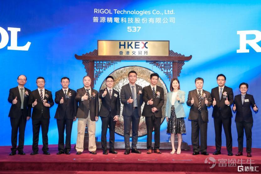 AI算力的指数级增长、新能源产业的持续扩容、半导体工艺的不断精进——技术越往深处走，对测试测量的依赖就越强。从光模块速率跃升对带宽门槛的抬高，到先进封装对精密源测量能力的要求，电子测量仪器正从产业链的配套工具，变为硬科技创新不可或缺的基础设施。 $普源精電 (00537.HK)$$普源精電 (688337.SH)$ 在此背景下，港股市场迎来了一家国产测量设备龙头，它就是普源精电。 时隔科创板上市四年，这家中国最大的电子测量仪器供应商完成了“A+H”两地上市布局，标志着其从“中国龙头”向“全球玩家”的战略跃迁进入新阶段。 从一家初创企业成长为全球第八、中国第一的电子测量仪器供应商，普源精电用二十余年完成了技术积累与市场验证。H股成功上市，则是这家公司面向未来交出的新答卷。 （来源：公开资料） 一、A+H双平台只是开始 7月9日，普源精电H股正式挂牌交易，首日股价出现较大幅度波动。但市场短期投票和长期价值之间，从来不是简单的等号关系。 如果说首日走势是市场情绪的即时映射，那么基石投资者的选择则是更...