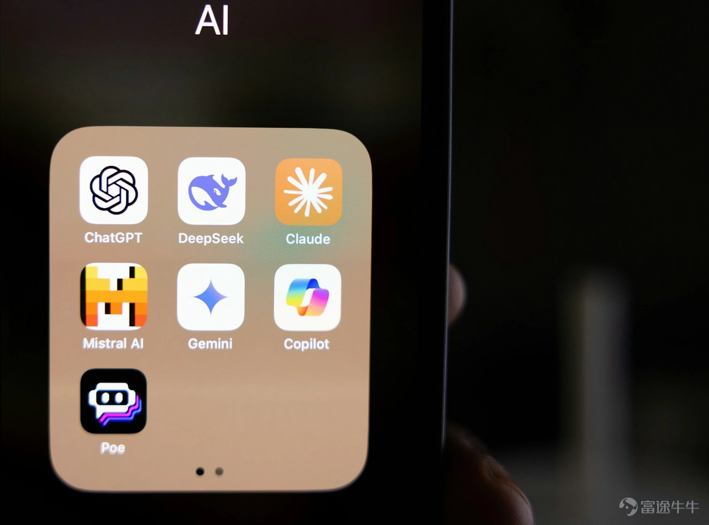 Bridging the gap requires a major breakthrough. By Haike Financial News, Xu Junhao The AI wave is surging, continuously driving up market enthusiasm. Leading companies in the sector are all now under the spotlight. On July 10, 2026, OpenAI released GPT-5.6, once again sparking widespread discussion. Domestic AI leader Zhipu AI has also drawn significant attention. Zhipu AI has already experienced a stock price rollercoaster under the glare of publicity: after listing on the Hong Kong Stock Exchange on January 8, 2026, at an issue price of HK$116.2 per share (approximately RMB 100), its shares soared to an intraday high of HK$2,980 (approximately RMB 2,585) on June 22; on the morning of July 7, its stock price dropped sharply following media reports that Zhipu had withdrawn its filing for A-share IPO counseling; at noon the same day, Zhipu issued a clarification announcement on the Hong Kong Stock Exchange stating that the counseling process for its proposed A-share listing had been completed, prompting a rapid rebound in its share price, closing at HK$1,610 per share (approximately RMB 1,396); on July 9, Zhipu’s stock continued to rise, closing at HK$2,032 per share (approximately RMB 1,762). Based on its peak share price to date of HK$2,980, Zhipu AI’s market capitalization at that time reached HK$1.27 trillion (approximately RMB 1.1 trillion), surpassing other well-known Chinese tech firms listed on the Hong Kong Stock Exchange—including Xiaomi, Meituan, JD.com, and BYD—and ranking just behind Tencent and Alibaba. Zhipu AI originated from the Knowledge Engineering Lab at Tsinghua University's Department of Computer Science...