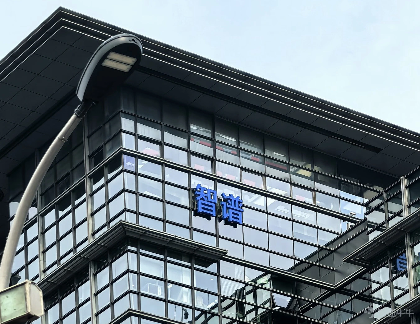 Bridging the gap requires a major breakthrough. By Haike Financial News, Xu Junhao The AI wave is surging, continuously driving up market enthusiasm. Leading companies in the sector are all now under the spotlight. On July 10, 2026, OpenAI released GPT-5.6, once again sparking widespread discussion. Domestic AI leader Zhipu AI has also drawn significant attention. Zhipu AI has already experienced a stock price rollercoaster under the glare of publicity: after listing on the Hong Kong Stock Exchange on January 8, 2026, at an issue price of HK$116.2 per share (approximately RMB 100), its shares soared to an intraday high of HK$2,980 (approximately RMB 2,585) on June 22; on the morning of July 7, its stock price dropped sharply following media reports that Zhipu had withdrawn its filing for A-share IPO counseling; at noon the same day, Zhipu issued a clarification announcement on the Hong Kong Stock Exchange stating that the counseling process for its proposed A-share listing had been completed, prompting a rapid rebound in its share price, closing at HK$1,610 per share (approximately RMB 1,396); on July 9, Zhipu’s stock continued to rise, closing at HK$2,032 per share (approximately RMB 1,762). Based on its peak share price to date of HK$2,980, Zhipu AI’s market capitalization at that time reached HK$1.27 trillion (approximately RMB 1.1 trillion), surpassing other well-known Chinese tech firms listed on the Hong Kong Stock Exchange—including Xiaomi, Meituan, JD.com, and BYD—and ranking just behind Tencent and Alibaba. Zhipu AI originated from the Knowledge Engineering Lab at Tsinghua University's Department of Computer Science...