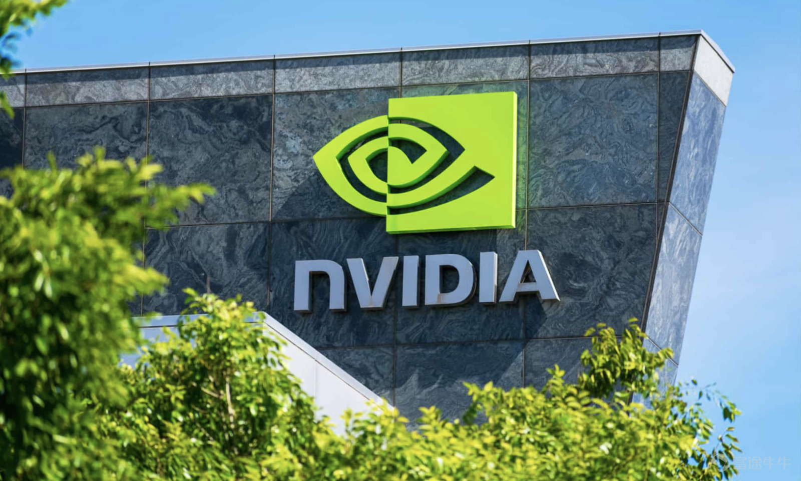 英偉達（美股代碼：NVDA）於上週公佈了26財年第四季度的業績（截至2026年1月末），業績與下一季度指引雙雙超預期，然而股價卻連續兩天回落，累計回撤超過9%。這一走勢與大部分投資者的預期背道而馳，市場對於英偉達這個優等生還在挑剔什麼？ 潘渡認爲，造成業績與股價背離的主要因素是華爾街此前的「共識交易」過於集中，同時對AI資本支出可持續性的擔憂造成了部分投資者的觀望情緒。雖然短期承壓，但英偉達仍是一個值得長揸的公司，未來的發展路徑相當清晰，當前的估值也提供了一定的下行保護。 1. 第四季度業績回顧 即使面對預期水漲船高的投資者，英偉達剛剛發佈的2026財年第四季度（截至2026年1月末）也能讓人滿意。、 – 營收規模：本季營收達到 681億美元，同比增長 73%，不僅大幅超過市場預期的658億，也高於公司此前的指引。 – 核心引擎：數據中心業務（Data Center）是增速的核心引擎，貢獻了 623億美元 的收入，佔比高達 91%。這意味着全球的AI算力軍備競賽不但沒有熄火，反而愈演愈烈。 – 盈利能...