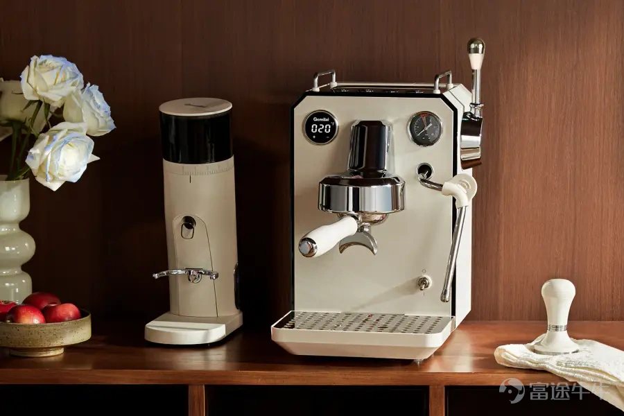 Gemi Lei, a leading Chinese manufacturer of espresso machines, has applied for a listing in Hong Kong. Last year, its revenue grew by 44%, and its profit surged about fourfold year-on-year. Key points: * Gemi Lei plans to go public in Hong Kong, offering investors a new entry point into China’s coffee market. The company is one of the major manufacturers of espresso machines in China. * Despite strong growth in sales and profits last year, the company may still face certain pressures in the future amid a slowing Chinese economy and increasing saturation in the coffee market.    This article was authored by Yang Ge At first glance, the latest[Share Link: Hong Kong IPO application]submitted by Gemi Lei Holdings Limited last week appears quite appealing. This leading Chinese homegrown espresso machine company is currently in a phase of rapid business expansion. However, behind the impressive performance of a 44% increase in revenue and a fourfold surge in profit year-on-year, both the overall Chinese economy and the coffee market itself are simultaneously showing signs of overheating. On the business side, China's coffee shop market is quickly reaching saturation, even though coffee consumption penetration remains relatively low in this traditionally tea-drinking culture. The market is currently dominated by large brands such as $Luckin Coffee (LKNCY.US)$Compared with $Starbucks (SBUX.US)$ , with around 29,000 and 8,000 stores respectively in China as of September last year. However, the market is also crowded with secondary brands like Manner and Cotti, not to mention the numerous independent cafes sprouting up like mushrooms in first-tier cities such as Shanghai...