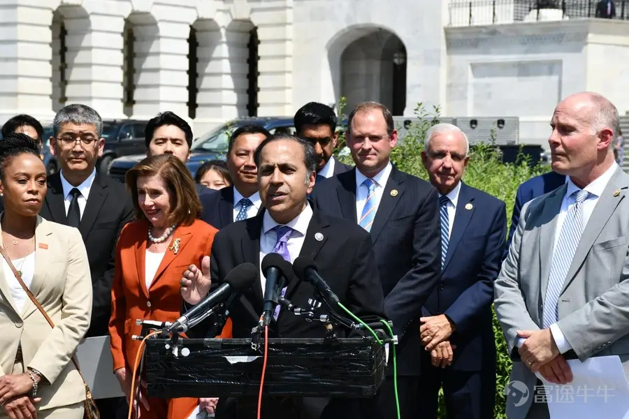 A committee of the US Congress has warned several small investment banks that they may bear related responsibilities if they underwrite IPOs of Chinese companies involved in 'pump and dump' schemes Key points: A committee of the US Congress has sent letters to three small investment banks to investigate their roles in underwriting some questionable IPOs of small Chinese enterprises This move further intensifies Wall Street's increasingly unfriendly atmosphere towards Chinese enterprises, while the number of new listings by Chinese companies is rapidly declining 　 This article was authored by Yang Ge Borrowing an ancient Chinese saying, this week the US is 'killing the chicken to scare the monkey' in its cleanup of fraudulent IPOs by Chinese companies on Wall Street. This action comes from the US-China Strategic Competition Special Committee of the House of Representatives In this incident, the chickens being used to scare the monkeys are three small IPO underwriters: D. Boral Capital, Dominari Securities, and Revere Securities. On Monday, the committee stated that it had sent letters to these three institutions[Share Link: sent letters]requesting information to explain whether the IPOs of some Chinese companies they underwrote were involved in defrauding American investors through pump-and-dump schemes We have actually reported multiple times on such suspicious IPO cases, which often exhibit clear signs of stock price manipulation. Typically, these Chinese companies sell shares at extremely high valuations but raise relatively small amounts, usually $20 million or less. After listing, the stock briefly rises but then...