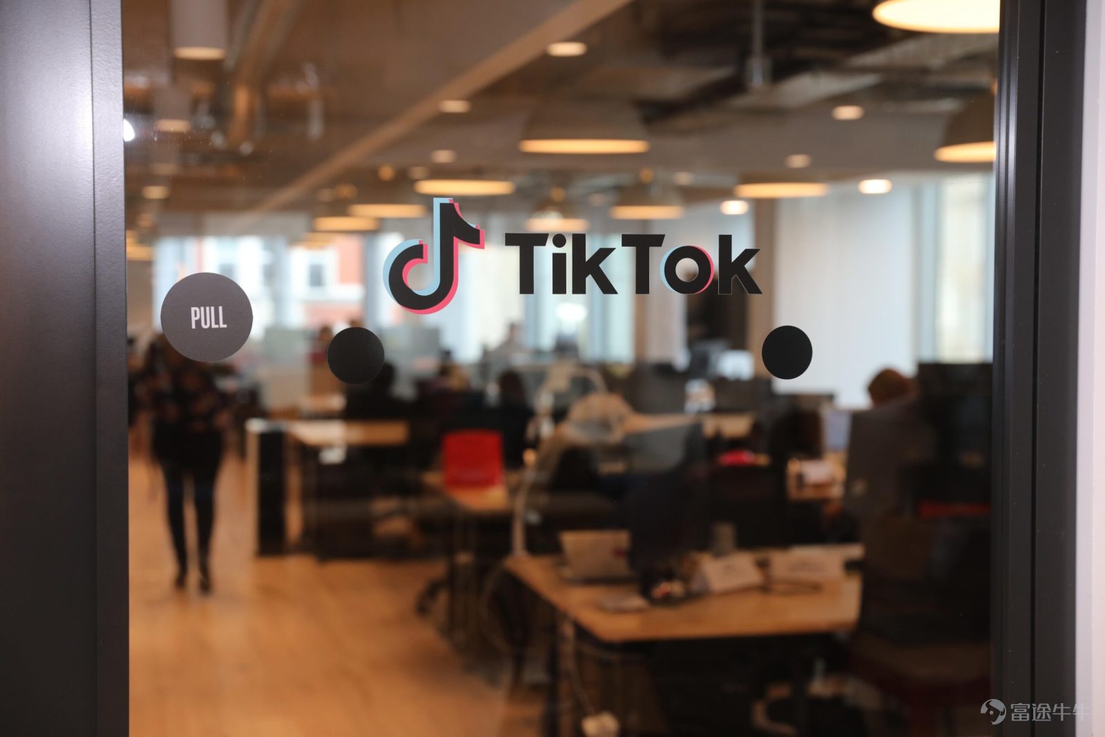 ByteDance's latest valuation indicates that the market views it as an expansive platform, with its valuation based on the mainland cash flow from Douyin, TikTok's global influence, and its aggressive AI initiatives. Key points: * ByteDance’s high valuation increasingly reflects a sum-of-the-parts valuation approach, centered around Douyin in mainland China, TikTok globally, and its growing DouBao AI business. * The company is not in a rush to raise funds through an IPO but may consider spinning off some smaller businesses first when conditions are favorable.    By Hu Minghe In a recent proposed deal, ByteDance’s valuation could have surpassed $600 billion. The market's pricing method for the company has long since moved beyond viewing it as a firm with just one hit app. According to the South China Morning Post last week,[Share Link: reported]an existing investor originally intended to sell their shares at a $550 billion valuation, but raised the asking price due to strong buyer interest, suggesting that the valuation of Douyin and TikTok’s parent company could further rise to over $600 billion. This mega-valuation reflects how investors now see ByteDance: it has become China’s second most valuable internet company, slightly below Alibaba’s valuation of approximately $650 billion, $TENCENT (00700.HK)$but already double PDD Holdings' market cap of about $300 billion. $Alibaba (BABA.US)$ This striking valuation figure raises a question: for a company with...
