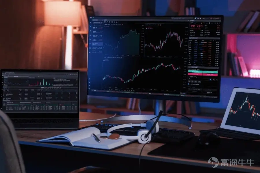 The US relaxes restrictions on small retail trading, and Webull takes the lead in compliance, aiming to boost platform trading volume Key points: * The US SEC cancels a 25-year-old restriction on retail trading (limiting the frequency of small retail trades), and Webull will introduce corresponding measures after the new rules take effect on June 4 * The US securities regulator approved this change last week, which is expected to help increase trading volume on the Webull app and drive growth in trading fee revenue 　 Article by author Liang Wuren Chinese online brokerage firms$Webull (BULL.US)$is leveraging its usual advantage of acting faster than its peers to capitalize on a significant rule change that could boost revenue Competitors such as$Robinhood (HOOD.US)$, may still be carefully reviewing the rule changes announced by the US SEC (Securities and Exchange Commission) last week, which abolished the 25-year-old 'Pattern Day Trader (PDT)' rule details. The original rule required leveraged retail traders to maintain at least $25,000 in their accounts to execute more than three day trades within a week. A day trade refers to buying and selling the same stock within the same trading day. This policy essentially restricted small retail trading activity, while these investors are among the most active buyers in the market. Webull, whose founding team originated from the Chinese e-commerce giant Alibaba, quickly responded to this significant change with keen insight, being the first to announce its intention to leverage the situation. Last Wednesday, the day after the SEC approved the reform, Webull...