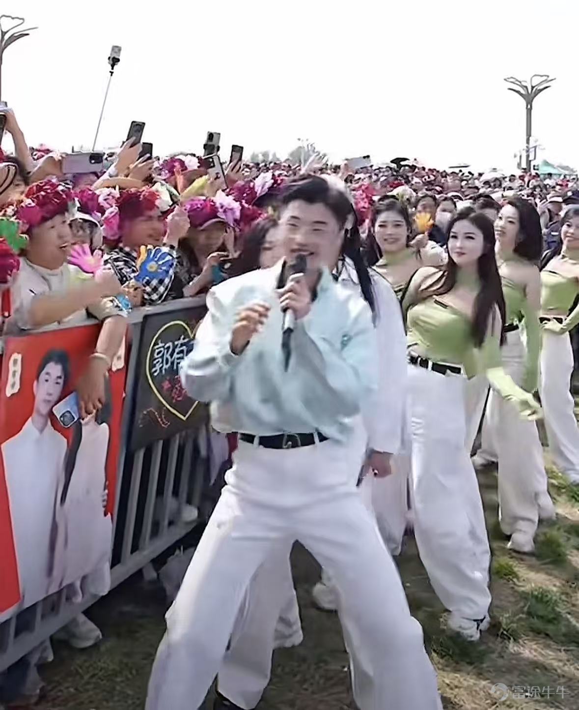 Friends who have been scrolling through Douyin recently have probably come across Guo Youcai’s live stream, right? On April 15th, it was reported that Guo Youcai, who became famous two years ago with the song 'Promise' and gained ten million followers in just nine days, has now returnedAfter two years, he came back to his hometown of Heze, Shandong province, with his team for another live broadcast. The popularity was explosive. On April 14th, Guo Youcai went live from the Guanyu Peony Garden in Heze, where the crowd was enormous. Data showed that the peak number of concurrent viewers in the live stream exceeded 100,000.According to third-party data, the total views for the live stream reached over four million. Image source: Daduoduo Some of you may be curious about how Guo Youcai became so popular? On May 9, 2024, Guo Youcai live streamed near Heze South Station, covering an old song by Li Yijun called 'Promise.' At the time, his voice was hoarse, there were no singing techniques involved, and the accompaniment was far from polished. To the surprise of the editor (ID: whshi234), this live stream caused his popularity to skyrocket, with his fanbase surging to over 10 million in just nine days, making him the top influencer on Douyin at that time. After his rise to fame, not only did he become well-known, but he also put Heze South Station on the map, drawing large numbers of fans who came specifically to check in. Notably, after gaining fame, Guo Youcai no longer limited himself to street live streams at Heze South Station but embarked on a nationwide cultural and tourism tour, singing while showcasing scenic spots to his audience. However, as they say, with great fame comes great controversy, and Guo Youcai has been surrounded by disputes from the very beginning. Image source: Douyin The most criticized point by netizens is that his singing isn't pleasant to listen to. Many netizens joked...