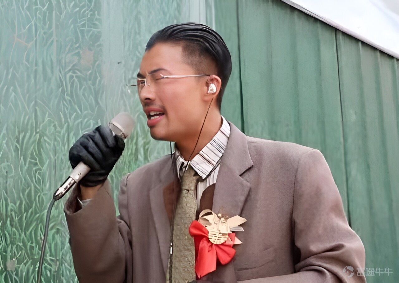 Friends who have been scrolling through Douyin recently have probably come across Guo Youcai’s live stream, right? On April 15th, it was reported that Guo Youcai, who became famous two years ago with the song 'Promise' and gained ten million followers in just nine days, has now returnedAfter two years, he came back to his hometown of Heze, Shandong province, with his team for another live broadcast. The popularity was explosive. On April 14th, Guo Youcai went live from the Guanyu Peony Garden in Heze, where the crowd was enormous. Data showed that the peak number of concurrent viewers in the live stream exceeded 100,000.According to third-party data, the total views for the live stream reached over four million. Image source: Daduoduo Some of you may be curious about how Guo Youcai became so popular? On May 9, 2024, Guo Youcai live streamed near Heze South Station, covering an old song by Li Yijun called 'Promise.' At the time, his voice was hoarse, there were no singing techniques involved, and the accompaniment was far from polished. To the surprise of the editor (ID: whshi234), this live stream caused his popularity to skyrocket, with his fanbase surging to over 10 million in just nine days, making him the top influencer on Douyin at that time. After his rise to fame, not only did he become well-known, but he also put Heze South Station on the map, drawing large numbers of fans who came specifically to check in. Notably, after gaining fame, Guo Youcai no longer limited himself to street live streams at Heze South Station but embarked on a nationwide cultural and tourism tour, singing while showcasing scenic spots to his audience. However, as they say, with great fame comes great controversy, and Guo Youcai has been surrounded by disputes from the very beginning. Image source: Douyin The most criticized point by netizens is that his singing isn't pleasant to listen to. Many netizens joked...