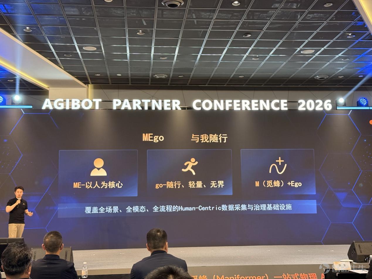 具身智能，這個曾經停留在實驗室裏的未來圖景，正以出乎所有人預期的速度撞進現實。 Morgan Stanle預測，到2050年，全球具身智能市場規模將達5萬億美元。中國市場更被國務院發展研究中心估算，2035年將突破萬億元人民幣。 但在這條萬億賽道上，有一個問題正在成爲最大的隱患：數據荒漠。 物理AI領域的真機交互數據，目前僅爲大語言模型訓練數據的十萬分之一，不是沒有需求，而是供給極度稀缺：格式不統一、質量參差不齊、採集成本高到離譜，大量具身智能團隊卡在同一道門檻前：沒有足夠高質量的數據，模型訓練就是空談。 這是行業公認的核心卡點，卻遲遲沒有人從基礎設施層面系統性地去解。 直到覓蜂科技出現。 一站式物理AI數據服務，填補產業空白 2026年4月16日，上海張江科學會堂。 以「蜂行天下，數驅智能」爲主題，覓蜂科技正式公開亮相。這是一家將定位爲「全球領先的一站式物理AI數據服務平台」的公司，不只是數據供應商，而是要做具身智能數據的基礎設施。 區別，在這裏就已經出現了。 傳統數據公司賣的是數據集，是一次性的交付物。覓蜂想做的，是讓高質量...