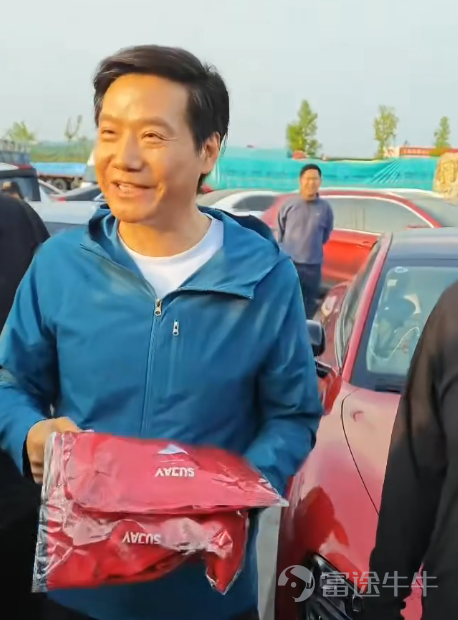 小雷是萬萬沒想到，當天15個小時的直播，雷軍累了困了都是靠紅牛撐着，全程可是咪一會都不敢啊。有什麼可能會被黑的點，雷軍也全都在直播的時候回應了。 沒想到沒得黑了，硬黑的都來了。 4月19日，一段聊天記錄在各個微信群瘋傳，說雷軍在鹽城東臺服務區被車主堵在車裏維權。 圖源：微博 一張模糊的截圖、一段十幾秒的視頻，外加幾句煽風點火的文案。 小雷嗶嗶（id：xiaolei bbb）從視頻裏看到，一群車友圍着一輛小米SU7，雷軍低頭看着手機，氣氛看着確實有點那個意思，一時間一堆不明真相的人被帶偏。 圖源：小編截圖 誰曾想，消息傳得飛快，小雷的微信群也沒能倖免，好幾個群裏都在轉。 圖源：小編制圖 很快，小米公關總經理徐潔雲轉發了一條闢謠微博，態度堅決：我們絕不會放任這樣憑空造謠的惡劣行徑，那些捏造謠言惡意傳播的，可以等着了。 圖源：小雷截圖 小雷順手翻了下評論區，發現不少車友已經主動站出來澄清。 其實根本就是一群米粉和車主，自發從江蘇各地跑過去，就想見見雷總、加個油。有人班都不上了，有人一路從臨沂跟過來，鹽城本地的車友還特意做了橫幅、準備了西瓜和...