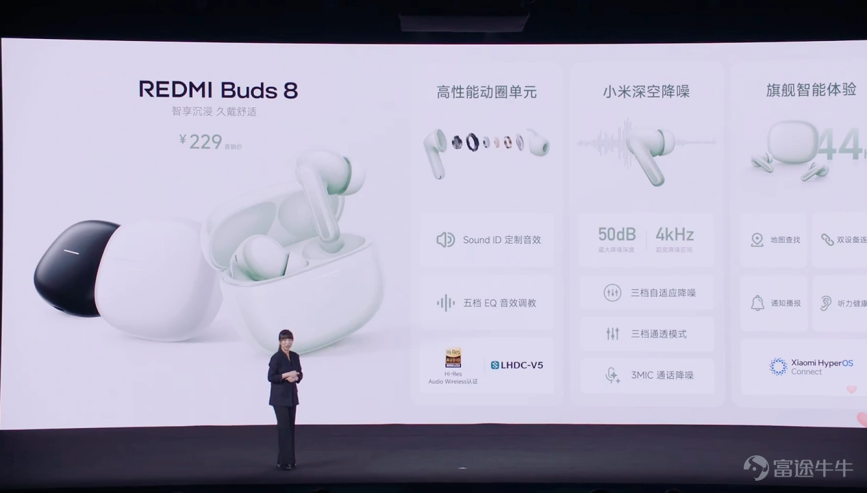 Redmi好像鐵了心要征服遊戲玩家了。 今晚,Redmi舉辦K90 Max新品發佈會,不僅發佈了K90 Max,同時還帶來了一系列的遊戲設備,包括小尺寸平板K Pad 2、電競顯示器、Redmi Book Pro 2026等等。雷科技(ID:leitech)也受邀參加了本次發佈會,見證了Redmi電競宇宙的誕生。 K90 Max最核心的突破,在於其內置的主動風冷散熱系統。 風扇本身就有講究。 18.1mm的厚度遠超友商15-17mm的水平,配合前傾式扇葉設計,單體最大風量達到0.42CFM,遠超行業常見的0.2-0.3CFM。但Redmi認爲,風扇只是起點,風路設計才是決定散熱效率的關鍵。 市面上主流方案各有痛點:L形風道拐彎多、效率折損大;直立式方案受攝像頭干擾,風道狹窄;側進風方案雖然直接,但風扇小、風量不足。K90 Max採用直立式進風結構,風量提升32%,且風直吹SoC,完全沒有繞彎。 更精妙的是偏心增壓結構:風扇並非中心對稱,而是向下偏移,利用窄處高壓與寬處低壓形成風壓差,將風強力擠入風道。配合又寬又通暢...