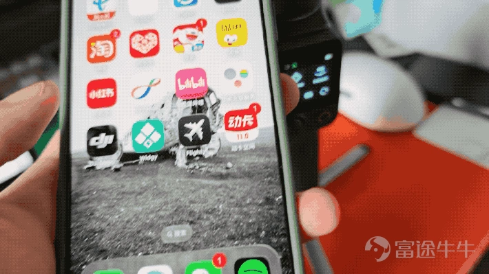 In October last year, DJI released its latest smartphone gimbal, the Osmo Mobile 8. It made me curious why, after the P version of Osmo Mobile 7 was just released, it disappeared in this 8th generation. Does DJI think that the Osmo Mobile 8 is already flagship-worthy? (Image Source: Lei Technology Photography) These questions vanished with the arrival of the Osmo Mobile 8P. Without further ado, let's dive into the hands-on experience. In terms of pricing, the standard kit for the DJI Osmo Mobile 8P is priced at 899 yuan, the AI tracking kit at 1099 yuan, and the all-in-one Vlog kit at 1299 yuan. Compact and portable, with thoughtful design details fully optimized Unlike the RS stabilizer series used for cameras, the Osmo Mobile emphasizes simplicity: you know how to use it as soon as you take it out — the structure is simple, the button logic is clear, and simply flipping up the gimbal arm turns on the machine and puts it directly into working mode in less than a second. (Image Source: Lei Technology Photography) Moreover, Osmo Mobile 8P has been comprehensively upgraded in many details. First, there’s the most frequently used extension rod and tripod, which received an integrated upgrade this time. The tripod, in particular, now has a wider range when unfolded, allowing it to be more stable whether placed on a desk or uneven grass. Comparing...