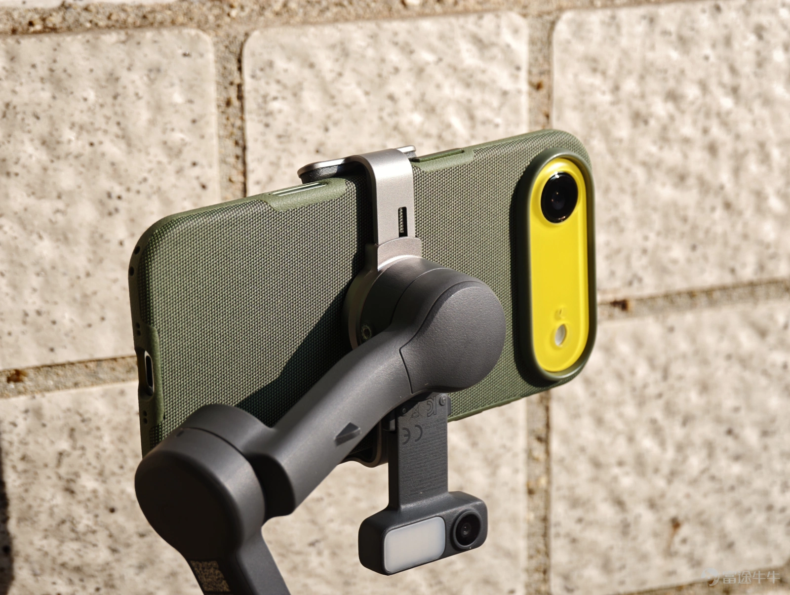 In October last year, DJI released its latest smartphone gimbal, the Osmo Mobile 8. It made me curious why, after the P version of Osmo Mobile 7 was just released, it disappeared in this 8th generation. Does DJI think that the Osmo Mobile 8 is already flagship-worthy? (Image Source: Lei Technology Photography) These questions vanished with the arrival of the Osmo Mobile 8P. Without further ado, let's dive into the hands-on experience. In terms of pricing, the standard kit for the DJI Osmo Mobile 8P is priced at 899 yuan, the AI tracking kit at 1099 yuan, and the all-in-one Vlog kit at 1299 yuan. Compact and portable, with thoughtful design details fully optimized Unlike the RS stabilizer series used for cameras, the Osmo Mobile emphasizes simplicity: you know how to use it as soon as you take it out — the structure is simple, the button logic is clear, and simply flipping up the gimbal arm turns on the machine and puts it directly into working mode in less than a second. (Image Source: Lei Technology Photography) Moreover, Osmo Mobile 8P has been comprehensively upgraded in many details. First, there’s the most frequently used extension rod and tripod, which received an integrated upgrade this time. The tripod, in particular, now has a wider range when unfolded, allowing it to be more stable whether placed on a desk or uneven grass. Comparing...