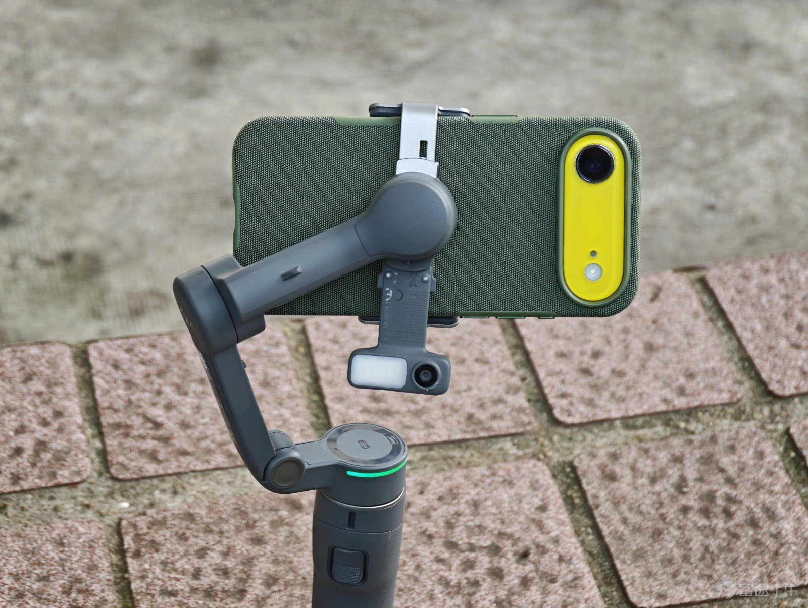 In October last year, DJI released its latest smartphone gimbal, the Osmo Mobile 8. It made me curious why, after the P version of Osmo Mobile 7 was just released, it disappeared in this 8th generation. Does DJI think that the Osmo Mobile 8 is already flagship-worthy? (Image Source: Lei Technology Photography) These questions vanished with the arrival of the Osmo Mobile 8P. Without further ado, let's dive into the hands-on experience. In terms of pricing, the standard kit for the DJI Osmo Mobile 8P is priced at 899 yuan, the AI tracking kit at 1099 yuan, and the all-in-one Vlog kit at 1299 yuan. Compact and portable, with thoughtful design details fully optimized Unlike the RS stabilizer series used for cameras, the Osmo Mobile emphasizes simplicity: you know how to use it as soon as you take it out — the structure is simple, the button logic is clear, and simply flipping up the gimbal arm turns on the machine and puts it directly into working mode in less than a second. (Image Source: Lei Technology Photography) Moreover, Osmo Mobile 8P has been comprehensively upgraded in many details. First, there’s the most frequently used extension rod and tripod, which received an integrated upgrade this time. The tripod, in particular, now has a wider range when unfolded, allowing it to be more stable whether placed on a desk or uneven grass. Comparing...