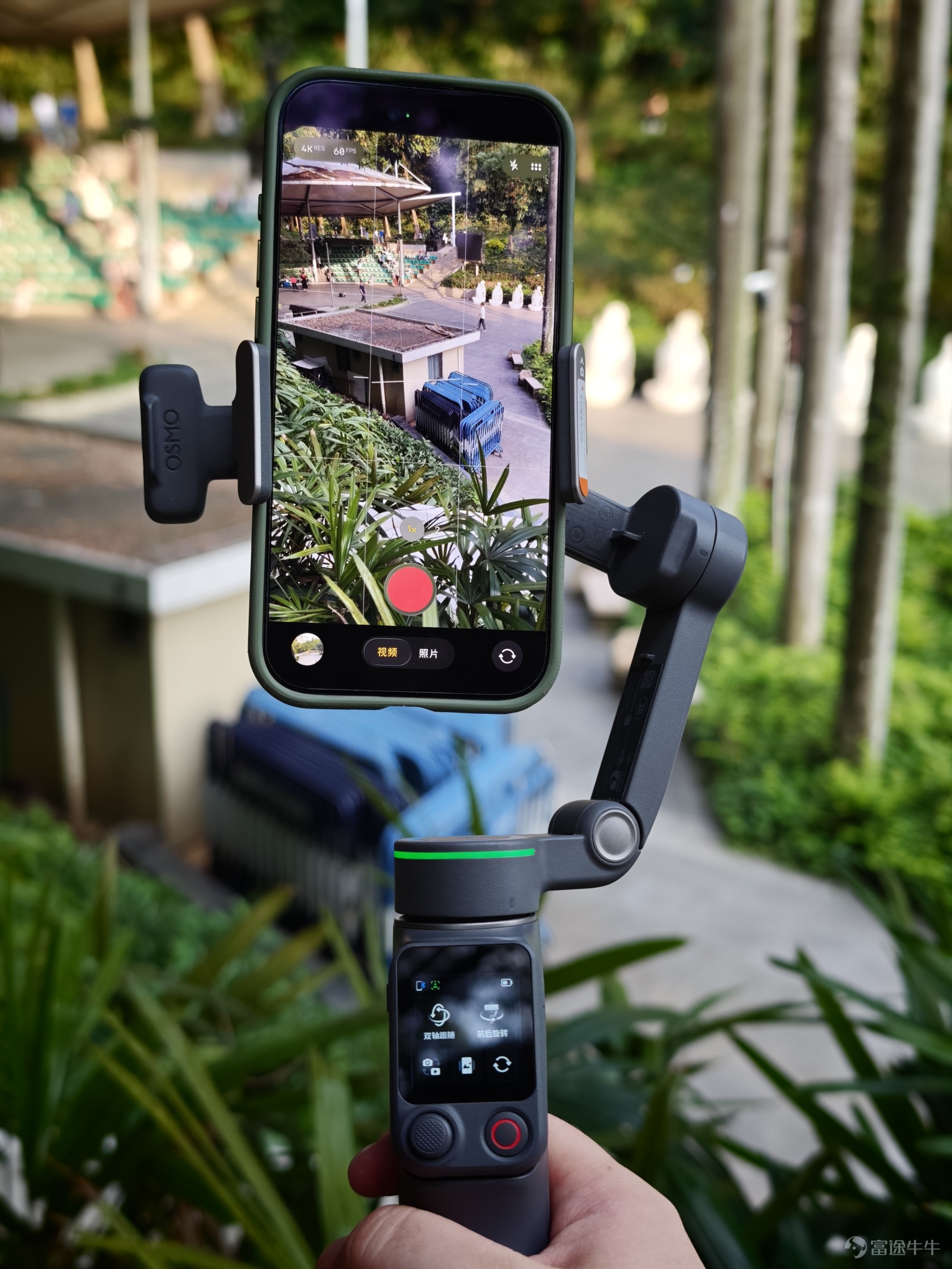 In October last year, DJI released its latest smartphone gimbal, the Osmo Mobile 8. It made me curious why, after the P version of Osmo Mobile 7 was just released, it disappeared in this 8th generation. Does DJI think that the Osmo Mobile 8 is already flagship-worthy? (Image Source: Lei Technology Photography) These questions vanished with the arrival of the Osmo Mobile 8P. Without further ado, let's dive into the hands-on experience. In terms of pricing, the standard kit for the DJI Osmo Mobile 8P is priced at 899 yuan, the AI tracking kit at 1099 yuan, and the all-in-one Vlog kit at 1299 yuan. Compact and portable, with thoughtful design details fully optimized Unlike the RS stabilizer series used for cameras, the Osmo Mobile emphasizes simplicity: you know how to use it as soon as you take it out — the structure is simple, the button logic is clear, and simply flipping up the gimbal arm turns on the machine and puts it directly into working mode in less than a second. (Image Source: Lei Technology Photography) Moreover, Osmo Mobile 8P has been comprehensively upgraded in many details. First, there’s the most frequently used extension rod and tripod, which received an integrated upgrade this time. The tripod, in particular, now has a wider range when unfolded, allowing it to be more stable whether placed on a desk or uneven grass. Comparing...