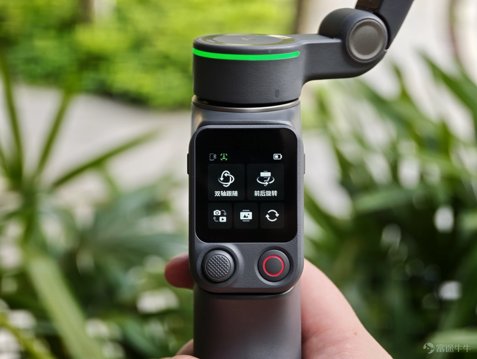 In October last year, DJI released its latest smartphone gimbal, the Osmo Mobile 8. It made me curious why, after the P version of Osmo Mobile 7 was just released, it disappeared in this 8th generation. Does DJI think that the Osmo Mobile 8 is already flagship-worthy? (Image Source: Lei Technology Photography) These questions vanished with the arrival of the Osmo Mobile 8P. Without further ado, let's dive into the hands-on experience. In terms of pricing, the standard kit for the DJI Osmo Mobile 8P is priced at 899 yuan, the AI tracking kit at 1099 yuan, and the all-in-one Vlog kit at 1299 yuan. Compact and portable, with thoughtful design details fully optimized Unlike the RS stabilizer series used for cameras, the Osmo Mobile emphasizes simplicity: you know how to use it as soon as you take it out — the structure is simple, the button logic is clear, and simply flipping up the gimbal arm turns on the machine and puts it directly into working mode in less than a second. (Image Source: Lei Technology Photography) Moreover, Osmo Mobile 8P has been comprehensively upgraded in many details. First, there’s the most frequently used extension rod and tripod, which received an integrated upgrade this time. The tripod, in particular, now has a wider range when unfolded, allowing it to be more stable whether placed on a desk or uneven grass. Comparing...