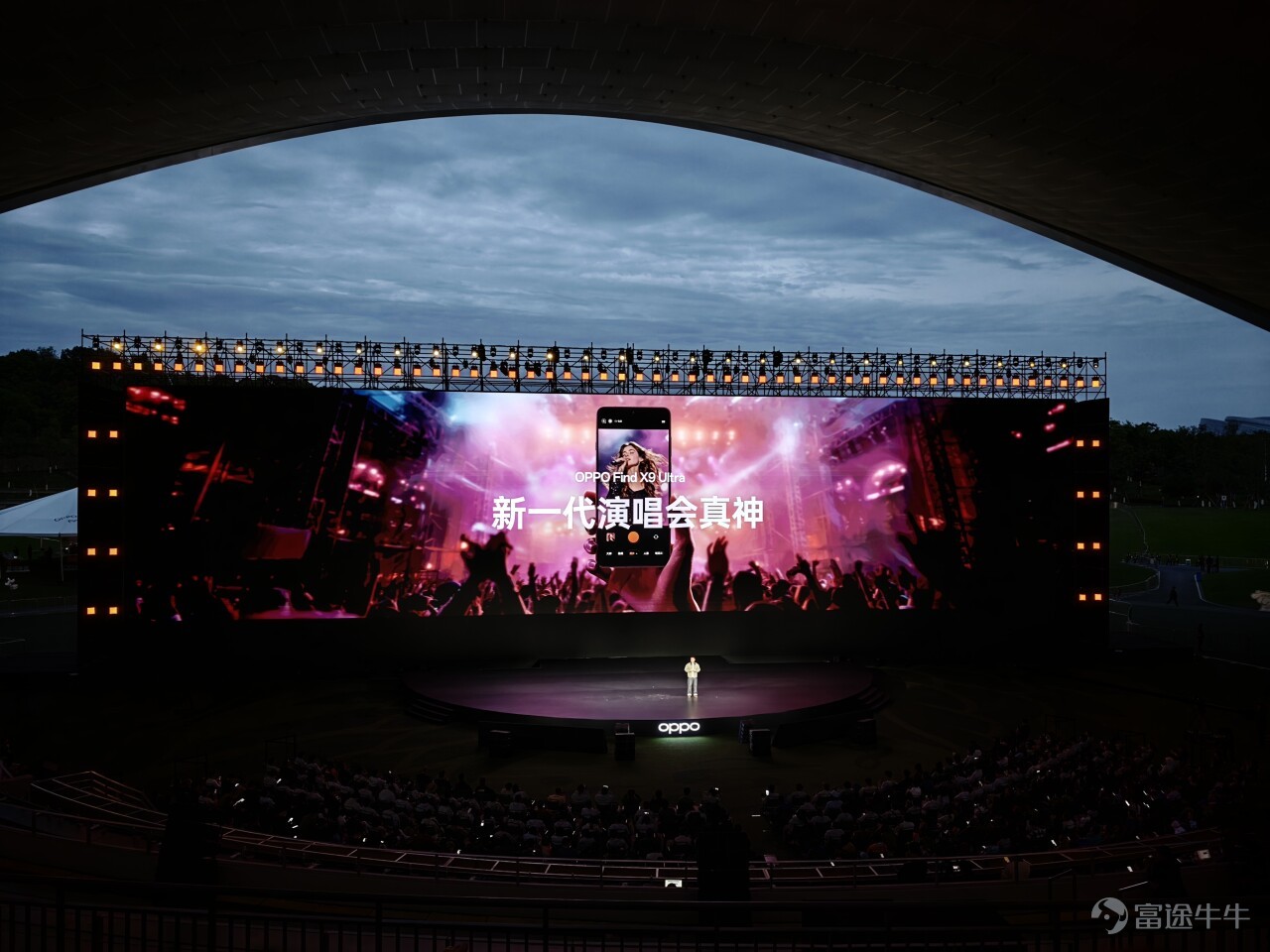 2026 年 4 月 21 日，OPPO 在成都召開了 OPPO Find X9s Pro/Ultra 的新品發佈會，雷科技受邀來到現場參加此次發佈會。 （圖片來源：雷科技攝製） 最晚發佈的超大杯，能否彎道超車？ 作爲 OVM 中最後一家發佈 Ultra 機型的廠商，OPPO Find X9 Ultra 其實就有些吃虧，畢竟前兩家已經在市場上賣了一段時間，也已經分走了一部分喜歡超大杯機型的用戶。 這也意味着 OPPO Find X9 Ultra 必須拿出足夠的誠意和實力，才有可能吃下最後這一部分潛在用戶。 （圖片來源：雷科技攝製） OPPO 當然也知道這個道理，在發佈會上官方表示此次 OPPO Find X9 Ultra 的所有鏡頭都迎來了升級，它的具體表現如何，讓我們一同來分析一波。 （圖片來源：雷科技攝製） 首先 OPPO Find X9 Ultra 搭載了一顆全新的 2 億像素大底主攝，具體規格爲LYT-901 傳感器、1/1.12英寸、F1.5 超大光圈、7P 鏡頭、OIS 光學防抖、FOV84.4°；這顆處理...