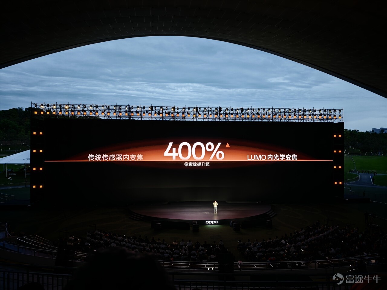 2026 年 4 月 21 日，OPPO 在成都召開了 OPPO Find X9s Pro/Ultra 的新品發佈會，雷科技受邀來到現場參加此次發佈會。 （圖片來源：雷科技攝製） 最晚發佈的超大杯，能否彎道超車？ 作爲 OVM 中最後一家發佈 Ultra 機型的廠商，OPPO Find X9 Ultra 其實就有些吃虧，畢竟前兩家已經在市場上賣了一段時間，也已經分走了一部分喜歡超大杯機型的用戶。 這也意味着 OPPO Find X9 Ultra 必須拿出足夠的誠意和實力，才有可能吃下最後這一部分潛在用戶。 （圖片來源：雷科技攝製） OPPO 當然也知道這個道理，在發佈會上官方表示此次 OPPO Find X9 Ultra 的所有鏡頭都迎來了升級，它的具體表現如何，讓我們一同來分析一波。 （圖片來源：雷科技攝製） 首先 OPPO Find X9 Ultra 搭載了一顆全新的 2 億像素大底主攝，具體規格爲LYT-901 傳感器、1/1.12英寸、F1.5 超大光圈、7P 鏡頭、OIS 光學防抖、FOV84.4°；這顆處理...