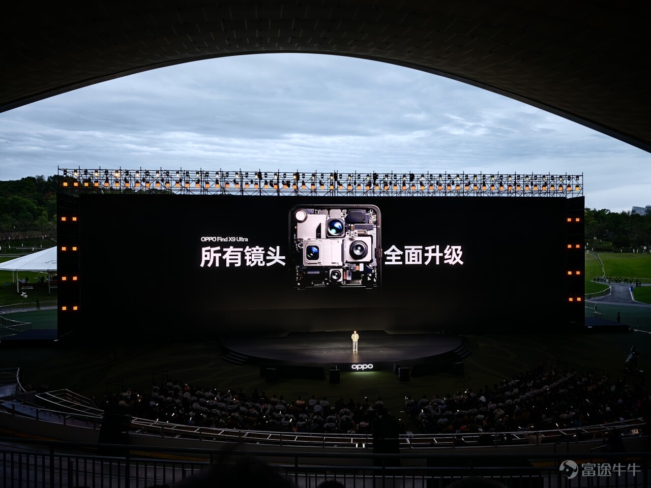2026 年 4 月 21 日，OPPO 在成都召開了 OPPO Find X9s Pro/Ultra 的新品發佈會，雷科技受邀來到現場參加此次發佈會。 （圖片來源：雷科技攝製） 最晚發佈的超大杯，能否彎道超車？ 作爲 OVM 中最後一家發佈 Ultra 機型的廠商，OPPO Find X9 Ultra 其實就有些吃虧，畢竟前兩家已經在市場上賣了一段時間，也已經分走了一部分喜歡超大杯機型的用戶。 這也意味着 OPPO Find X9 Ultra 必須拿出足夠的誠意和實力，才有可能吃下最後這一部分潛在用戶。 （圖片來源：雷科技攝製） OPPO 當然也知道這個道理，在發佈會上官方表示此次 OPPO Find X9 Ultra 的所有鏡頭都迎來了升級，它的具體表現如何，讓我們一同來分析一波。 （圖片來源：雷科技攝製） 首先 OPPO Find X9 Ultra 搭載了一顆全新的 2 億像素大底主攝，具體規格爲LYT-901 傳感器、1/1.12英寸、F1.5 超大光圈、7P 鏡頭、OIS 光學防抖、FOV84.4°；這顆處理...