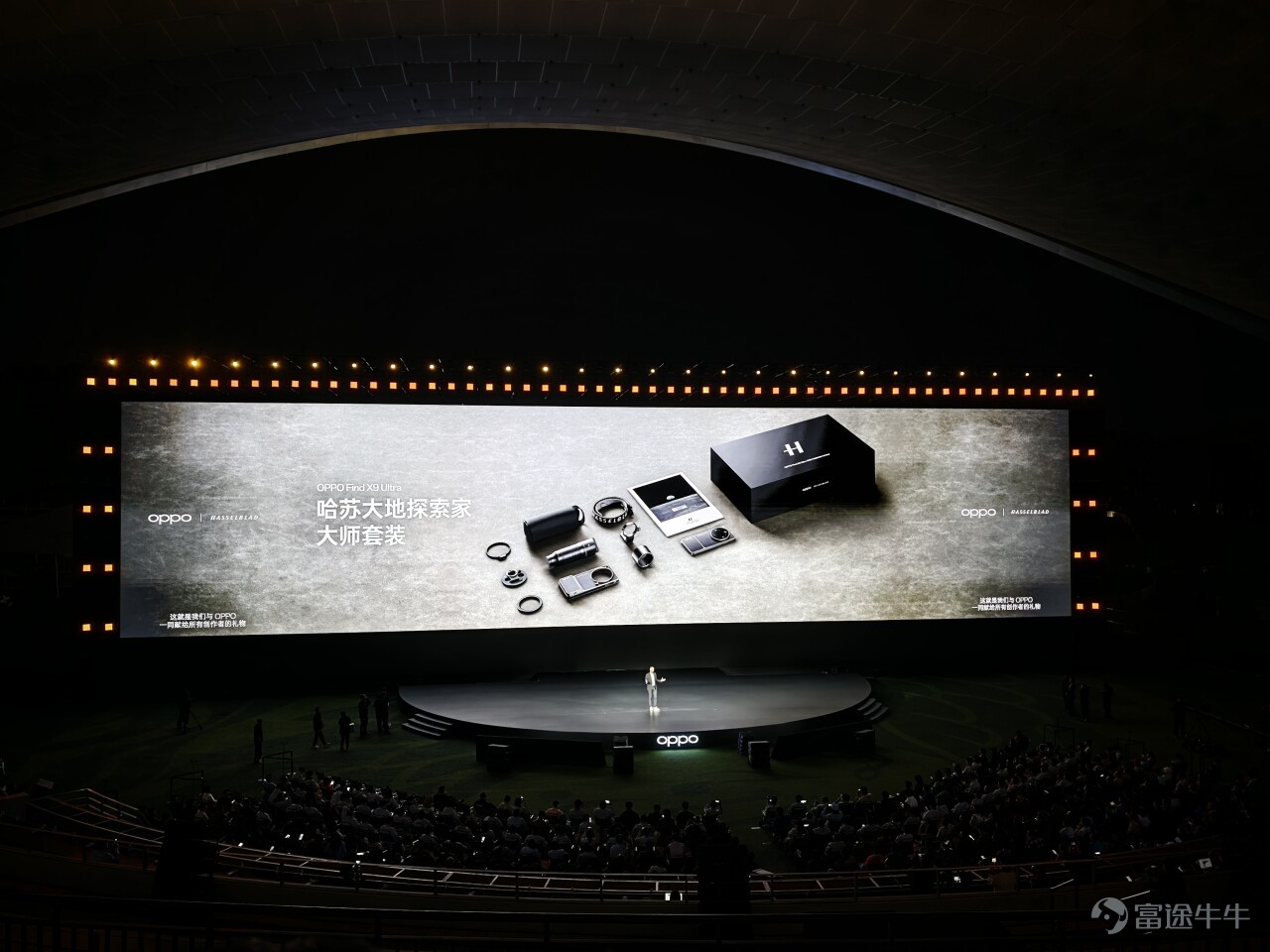 2026 年 4 月 21 日，OPPO 在成都召開了 OPPO Find X9s Pro/Ultra 的新品發佈會，雷科技受邀來到現場參加此次發佈會。 （圖片來源：雷科技攝製） 最晚發佈的超大杯，能否彎道超車？ 作爲 OVM 中最後一家發佈 Ultra 機型的廠商，OPPO Find X9 Ultra 其實就有些吃虧，畢竟前兩家已經在市場上賣了一段時間，也已經分走了一部分喜歡超大杯機型的用戶。 這也意味着 OPPO Find X9 Ultra 必須拿出足夠的誠意和實力，才有可能吃下最後這一部分潛在用戶。 （圖片來源：雷科技攝製） OPPO 當然也知道這個道理，在發佈會上官方表示此次 OPPO Find X9 Ultra 的所有鏡頭都迎來了升級，它的具體表現如何，讓我們一同來分析一波。 （圖片來源：雷科技攝製） 首先 OPPO Find X9 Ultra 搭載了一顆全新的 2 億像素大底主攝，具體規格爲LYT-901 傳感器、1/1.12英寸、F1.5 超大光圈、7P 鏡頭、OIS 光學防抖、FOV84.4°；這顆處理...