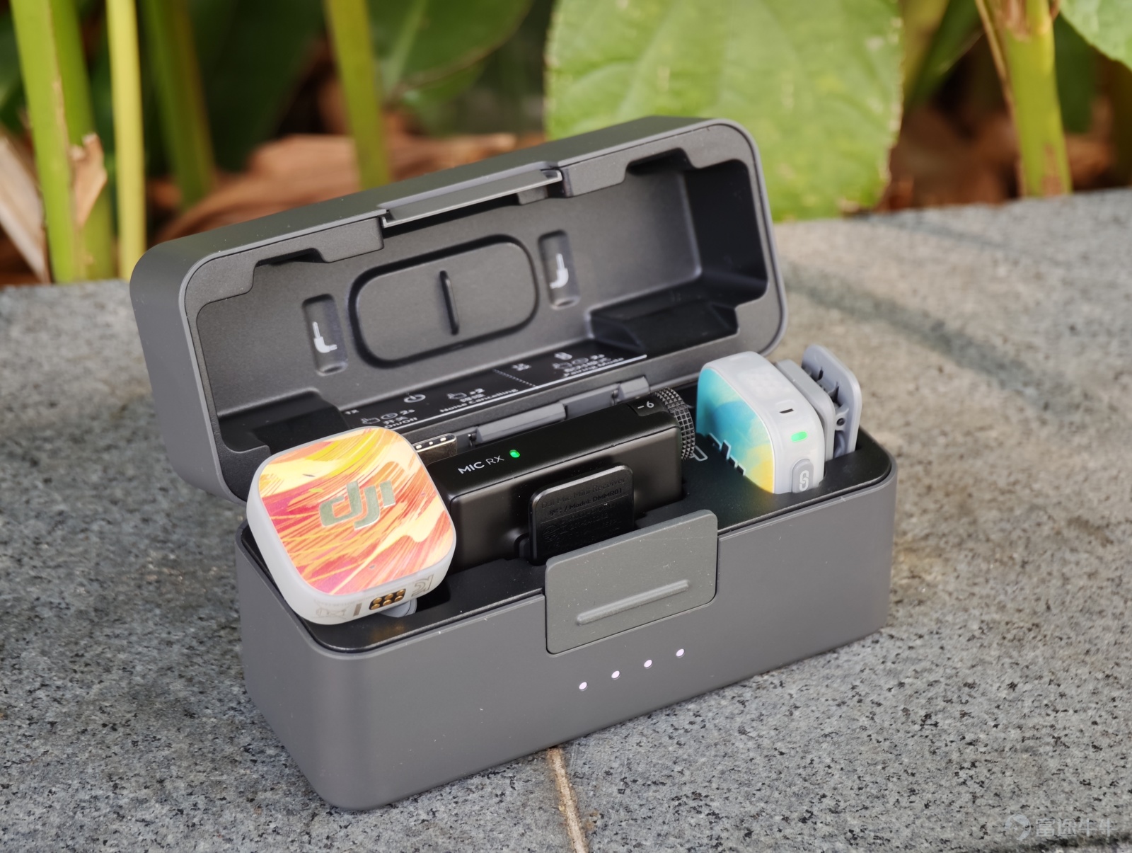 DJI has released another new product. This time, Lei Technology got an early look at the DJI Mic Mini 2, the updated version of the Mic Mini from two years ago. Lei Technology didn’t have high expectations for this new model at first, given that DJI's Mic series is already quite mature and there aren’t many areas left to improve or upgrade. So, how does this DJI Mic Mini 2 perform? Let’s dive into the experience right now. Still compact, but more 'youthful' At first glance, the Mic Mini 2 looks extremely similar to last year’s Mic 3 in terms of appearance, size, and even the magnetic attachment on the back. The only differences are the microphone hole position at the top and the color change from translucent gray to translucent white. (Image Source: Lei Technology Photography) However, upon closer inspection, Xiaolei noticed an obvious opening point at the bottom of the Mic Mini 2. With a slight upward push, the protective shell can be detached. Yes, the protective shell of the Mic Mini 2 is replaceable. Inside the product packaging, DJI provides eight magnetic interchangeable front covers in pink, orange, yellow, green, cyan, blue, indigo, and purple. (Image Source: Lei Technology Photography) In addition, DJI has also launched the Time Series artistic magnetic front covers in collaboration with four well-known illustrators, Victo Ngai. These come in Dawn, Green Gallop, Fiery Prosperity, and Tempered Gold. In addition, ...