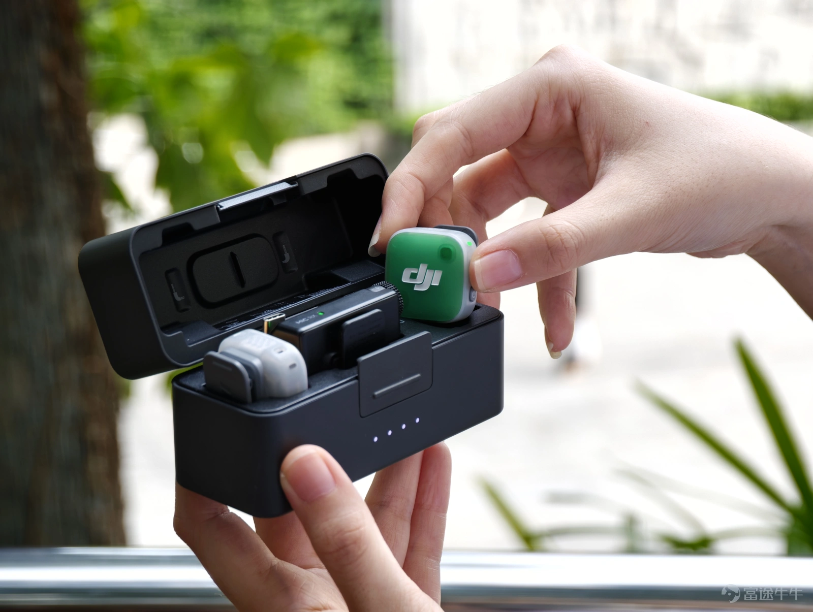 DJI has released another new product. This time, Lei Technology got an early look at the DJI Mic Mini 2, the updated version of the Mic Mini from two years ago. Lei Technology didn’t have high expectations for this new model at first, given that DJI's Mic series is already quite mature and there aren’t many areas left to improve or upgrade. So, how does this DJI Mic Mini 2 perform? Let’s dive into the experience right now. Still compact, but more 'youthful' At first glance, the Mic Mini 2 looks extremely similar to last year’s Mic 3 in terms of appearance, size, and even the magnetic attachment on the back. The only differences are the microphone hole position at the top and the color change from translucent gray to translucent white. (Image Source: Lei Technology Photography) However, upon closer inspection, Xiaolei noticed an obvious opening point at the bottom of the Mic Mini 2. With a slight upward push, the protective shell can be detached. Yes, the protective shell of the Mic Mini 2 is replaceable. Inside the product packaging, DJI provides eight magnetic interchangeable front covers in pink, orange, yellow, green, cyan, blue, indigo, and purple. (Image Source: Lei Technology Photography) In addition, DJI has also launched the Time Series artistic magnetic front covers in collaboration with four well-known illustrators, Victo Ngai. These come in Dawn, Green Gallop, Fiery Prosperity, and Tempered Gold. In addition, ...