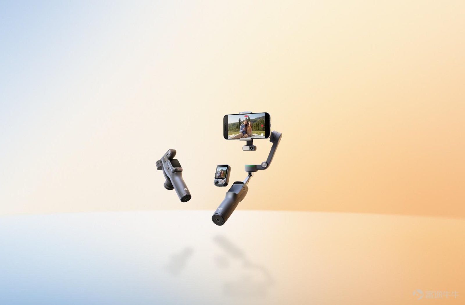 2026年4月21日，大疆（DJI）在深圳正式發佈兩款新品：手持手機穩定器DJI Osmo Mobile 8P及迷你無線麥克風DJI Mic Mini 2。這兩款產品的前代也算是雷科技（ID：leitech）的「老朋友」了，不少視頻和展會報道都是用它們拍攝的，那麼作爲新一代產品，它們與上一代又有什麼不同呢？ 首先來Osmo Mobile 8P，而大疆這款新的核心就在於其標配了「分體式遙控器」，解決了過往單人遠距離拍攝場景中，創作者通常需要反覆折返主機所在位置以確認構圖與焦點的痛點。 圖源：大疆 Osmo Mobile 8P允許用戶在距離雲臺 10 米內，直接通過遙控器控制拍攝模式、雲臺參數、構圖甚至補光燈色溫。不僅如此，通過手機或追蹤模塊拍攝的畫面可直接投屏至該遙控器的屏幕， 讓拍攝者可以時刻留意自己的畫面內容。 圖源：大疆 某種程度上來說，這個設計本質上是將傳統「監視器」與「控制器」微縮並剝離雲臺主機，同時藉助大疆在圖傳領域的技術，爲拍攝者提供低延遲且長距離的便捷拍攝支持，估計光憑這點就能讓很多人心動了。 圖源：大疆 基礎硬...