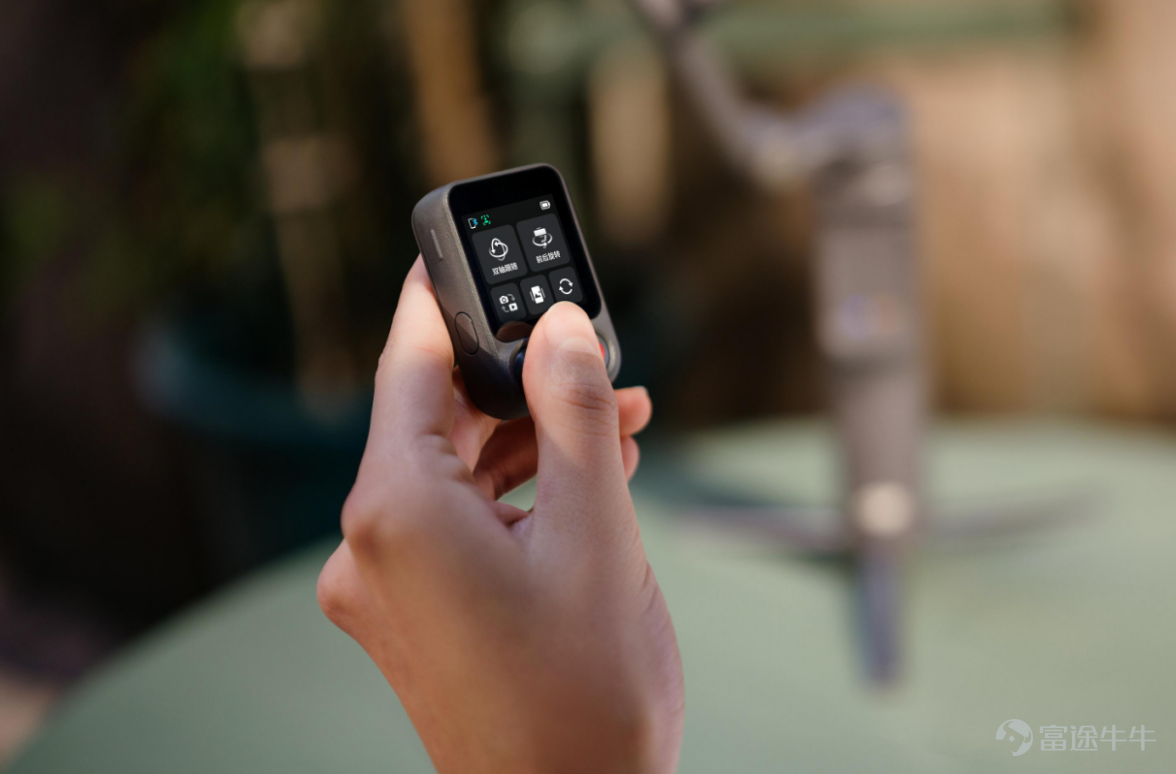 2026年4月21日，大疆（DJI）在深圳正式發佈兩款新品：手持手機穩定器DJI Osmo Mobile 8P及迷你無線麥克風DJI Mic Mini 2。這兩款產品的前代也算是雷科技（ID：leitech）的「老朋友」了，不少視頻和展會報道都是用它們拍攝的，那麼作爲新一代產品，它們與上一代又有什麼不同呢？ 首先來Osmo Mobile 8P，而大疆這款新的核心就在於其標配了「分體式遙控器」，解決了過往單人遠距離拍攝場景中，創作者通常需要反覆折返主機所在位置以確認構圖與焦點的痛點。 圖源：大疆 Osmo Mobile 8P允許用戶在距離雲臺 10 米內，直接通過遙控器控制拍攝模式、雲臺參數、構圖甚至補光燈色溫。不僅如此，通過手機或追蹤模塊拍攝的畫面可直接投屏至該遙控器的屏幕， 讓拍攝者可以時刻留意自己的畫面內容。 圖源：大疆 某種程度上來說，這個設計本質上是將傳統「監視器」與「控制器」微縮並剝離雲臺主機，同時藉助大疆在圖傳領域的技術，爲拍攝者提供低延遲且長距離的便捷拍攝支持，估計光憑這點就能讓很多人心動了。 圖源：大疆 基礎硬...