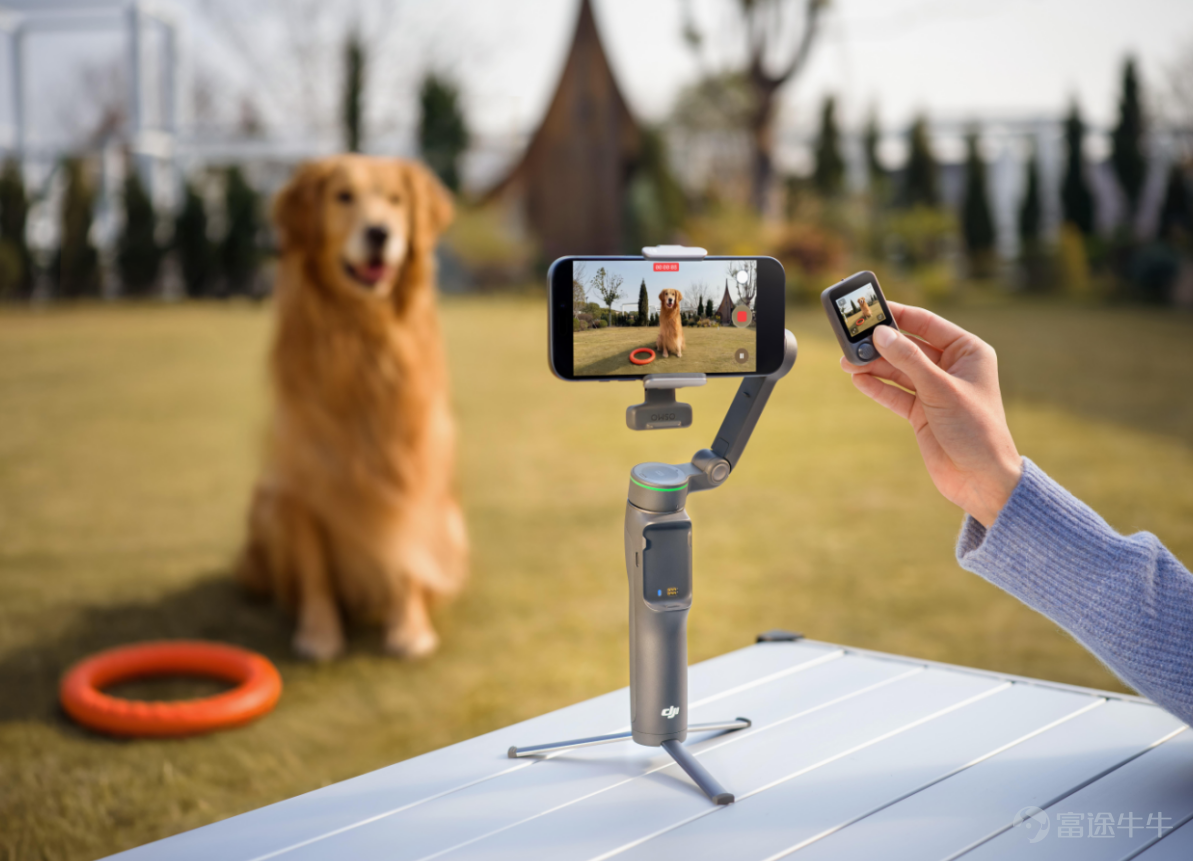 2026年4月21日，大疆（DJI）在深圳正式發佈兩款新品：手持手機穩定器DJI Osmo Mobile 8P及迷你無線麥克風DJI Mic Mini 2。這兩款產品的前代也算是雷科技（ID：leitech）的「老朋友」了，不少視頻和展會報道都是用它們拍攝的，那麼作爲新一代產品，它們與上一代又有什麼不同呢？ 首先來Osmo Mobile 8P，而大疆這款新的核心就在於其標配了「分體式遙控器」，解決了過往單人遠距離拍攝場景中，創作者通常需要反覆折返主機所在位置以確認構圖與焦點的痛點。 圖源：大疆 Osmo Mobile 8P允許用戶在距離雲臺 10 米內，直接通過遙控器控制拍攝模式、雲臺參數、構圖甚至補光燈色溫。不僅如此，通過手機或追蹤模塊拍攝的畫面可直接投屏至該遙控器的屏幕， 讓拍攝者可以時刻留意自己的畫面內容。 圖源：大疆 某種程度上來說，這個設計本質上是將傳統「監視器」與「控制器」微縮並剝離雲臺主機，同時藉助大疆在圖傳領域的技術，爲拍攝者提供低延遲且長距離的便捷拍攝支持，估計光憑這點就能讓很多人心動了。 圖源：大疆 基礎硬...