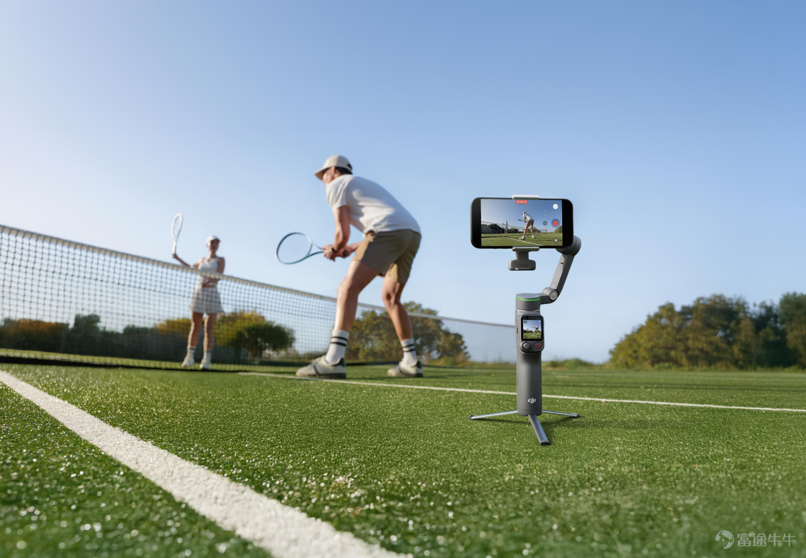 2026年4月21日，大疆（DJI）在深圳正式發佈兩款新品：手持手機穩定器DJI Osmo Mobile 8P及迷你無線麥克風DJI Mic Mini 2。這兩款產品的前代也算是雷科技（ID：leitech）的「老朋友」了，不少視頻和展會報道都是用它們拍攝的，那麼作爲新一代產品，它們與上一代又有什麼不同呢？ 首先來Osmo Mobile 8P，而大疆這款新的核心就在於其標配了「分體式遙控器」，解決了過往單人遠距離拍攝場景中，創作者通常需要反覆折返主機所在位置以確認構圖與焦點的痛點。 圖源：大疆 Osmo Mobile 8P允許用戶在距離雲臺 10 米內，直接通過遙控器控制拍攝模式、雲臺參數、構圖甚至補光燈色溫。不僅如此，通過手機或追蹤模塊拍攝的畫面可直接投屏至該遙控器的屏幕， 讓拍攝者可以時刻留意自己的畫面內容。 圖源：大疆 某種程度上來說，這個設計本質上是將傳統「監視器」與「控制器」微縮並剝離雲臺主機，同時藉助大疆在圖傳領域的技術，爲拍攝者提供低延遲且長距離的便捷拍攝支持，估計光憑這點就能讓很多人心動了。 圖源：大疆 基礎硬...