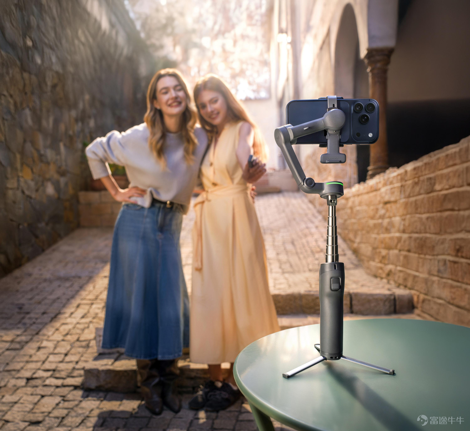 2026年4月21日，大疆（DJI）在深圳正式發佈兩款新品：手持手機穩定器DJI Osmo Mobile 8P及迷你無線麥克風DJI Mic Mini 2。這兩款產品的前代也算是雷科技（ID：leitech）的「老朋友」了，不少視頻和展會報道都是用它們拍攝的，那麼作爲新一代產品，它們與上一代又有什麼不同呢？ 首先來Osmo Mobile 8P，而大疆這款新的核心就在於其標配了「分體式遙控器」，解決了過往單人遠距離拍攝場景中，創作者通常需要反覆折返主機所在位置以確認構圖與焦點的痛點。 圖源：大疆 Osmo Mobile 8P允許用戶在距離雲臺 10 米內，直接通過遙控器控制拍攝模式、雲臺參數、構圖甚至補光燈色溫。不僅如此，通過手機或追蹤模塊拍攝的畫面可直接投屏至該遙控器的屏幕， 讓拍攝者可以時刻留意自己的畫面內容。 圖源：大疆 某種程度上來說，這個設計本質上是將傳統「監視器」與「控制器」微縮並剝離雲臺主機，同時藉助大疆在圖傳領域的技術，爲拍攝者提供低延遲且長距離的便捷拍攝支持，估計光憑這點就能讓很多人心動了。 圖源：大疆 基礎硬...