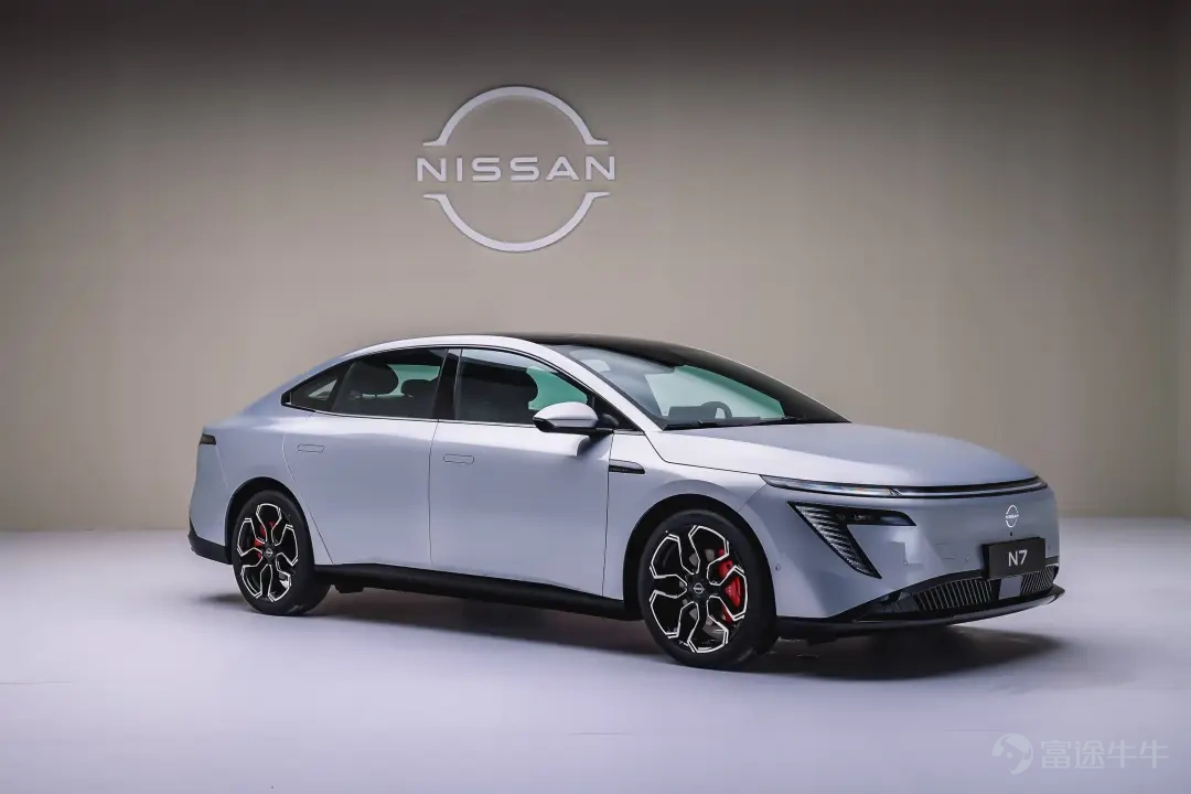 智能電動汽車，合資品牌還有機會嗎？ 4月8日，東風日產在廣州舉行了NX8上市發佈會，給出了一個觀察樣本。 $東風集團股份(ADR) (已除牌) (DNFGY.US)$ NX8分兩種動力六個版本。增程版提供310 Max、150 Max和150 Pro三種選擇，官方指導價分別爲17.99萬元、16.99萬元、15.99萬元；純電版提供650 Max、580 Max和580 Pro三種選擇，官方指導價分別爲18.49萬元、16.99萬元、15.99萬元。由於在4月30日前下訂直減10000元，因此最終起售價14.99萬元。 這個價格，很不「合資」，直逼自主品牌和新勢力。 除了價格，東風日產NX8的各項功能都能和中國品牌對標，增程純電最長310公里續航，輔助駕駛採用Momenta，「冰箱彩電大沙發」有過之無不及……此前，東風日產N7、N6，也展示出了類似特質。 日產、東風日產曾經是全球和中國最早的電動汽車生產商之一，但「先驅」險些成爲「先烈」。如今東風日產調整策略，組織決策更加本土化，產品「摸着理想過河」，也打造出了更匹配中國市場的產品。合資品牌在中國市...