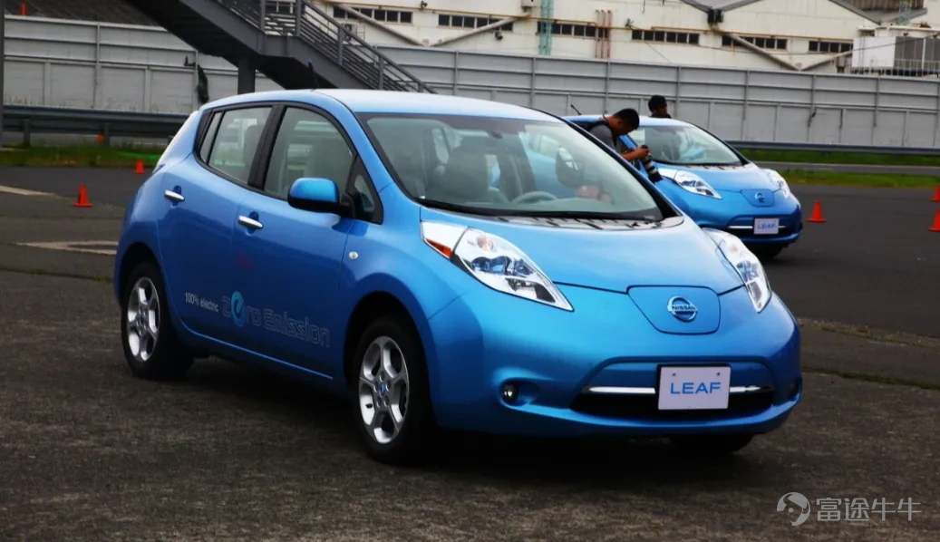 智能電動汽車，合資品牌還有機會嗎？ 4月8日，東風日產在廣州舉行了NX8上市發佈會，給出了一個觀察樣本。 $東風集團股份(ADR) (已除牌) (DNFGY.US)$ NX8分兩種動力六個版本。增程版提供310 Max、150 Max和150 Pro三種選擇，官方指導價分別爲17.99萬元、16.99萬元、15.99萬元；純電版提供650 Max、580 Max和580 Pro三種選擇，官方指導價分別爲18.49萬元、16.99萬元、15.99萬元。由於在4月30日前下訂直減10000元，因此最終起售價14.99萬元。 這個價格，很不「合資」，直逼自主品牌和新勢力。 除了價格，東風日產NX8的各項功能都能和中國品牌對標，增程純電最長310公里續航，輔助駕駛採用Momenta，「冰箱彩電大沙發」有過之無不及……此前，東風日產N7、N6，也展示出了類似特質。 日產、東風日產曾經是全球和中國最早的電動汽車生產商之一，但「先驅」險些成爲「先烈」。如今東風日產調整策略，組織決策更加本土化，產品「摸着理想過河」，也打造出了更匹配中國市場的產品。合資品牌在中國市...