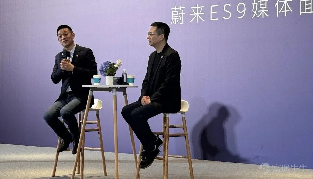 ES9發佈會前4小時，李斌發了一條動態。 「沒有任何領域的開創引領者，希望自己活在別人的影子裏。」 說的是ES9，也是蔚來。 $蔚來 (NIO.US)$ 在杭州的春雨中，蔚來9系的新成員亮相併預售。 ES9整車預售價52.8萬元起，電池租賃預售價42萬元起，提供行政豪華版、行政簽名版、地平線特別版三個版型，中島和通道座椅兩種佈局。新車會在5月底正式上市並開啓交付。 這款長5米3，車寬2米2，比攬勝加長版還要寬大、比GL8還長的全尺寸SUV車，要開創的是一個全新品類——50萬級行政旗艦SUV。 01 預算50萬以上的人買車，是在買什麼？ 當下，「9」字輩、「旗艦」高頻出現。問界M9、極氪9X、智己LS9，還有即將到來的理想L9 Livis、智界V9，輪番亮相，越來越多的車企，開始盯着手握50萬左右購車預算的精英商務人士了。 李斌說：「不認爲別的『9』和我們是競爭關係。ES9在智能電動行政SUV品類裏，它就是一個開創者。」 別急着爭論，先看下這個市場真的有足夠的體量嗎？ 根據《德勤全球汽車消費者研究報告》顯示，40萬-49.99萬元區間佔比22%，5...