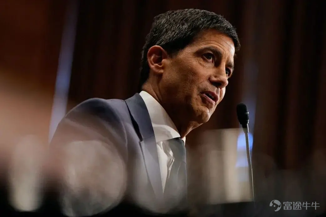 On the 22nd local time, Kevin Warsh assumed office as Chair of the Board of Governors of the Federal Reserve System. Warsh, a former Wall Street investment banker who played a direct role in managing the 2008 financial crisis, lacks the traditional academic background of central bankers. Yet he has proposed an unconventional policy mix of 'balance sheet reduction plus rate cuts,' aiming to reshape the operational framework of Federal Reserve monetary policy. His push to reform the Fed’s decision-making mechanisms and tighten control over policy communications offers a novel way out for a central bank trapped in the dilemma of 'fiscal expansion coupled with stalled balance sheet normalization.' At the same time, it introduces significant uncertainty for global capital markets, the credibility of the U.S. dollar, and the structure of global asset allocation. This personnel change, which may appear routine on the surface, is far from a standard handover of power. Instead, it marks a pivotal turning point that will redefine the Fed’s decision-making logic, disrupt price trends in core assets such as U.S. Treasuries, the dollar, and commodities, and ultimately reshape the global monetary and financial order. Below, enjoy: Source丨Mifund Investment On April 21, 2026, the hearing room of the U.S. Senate Committee on Banking, Housing, and Urban Affairs was packed to capacity. Seated at the witness table was a man whose personal financial disclosure exceeded USD 130 million. His wife is an heir to the Estee Lauder family fortune, bringing their combined net worth to approximately USD 2.7 billion. He is the wealthiest nominee ever for Chair of the Federal Reserve in its 112-year history. His name isKevin Warsh( Kevin Warsh )。 (Elizabeth Frantz/Reuters) On Friday, May 22, Trump...