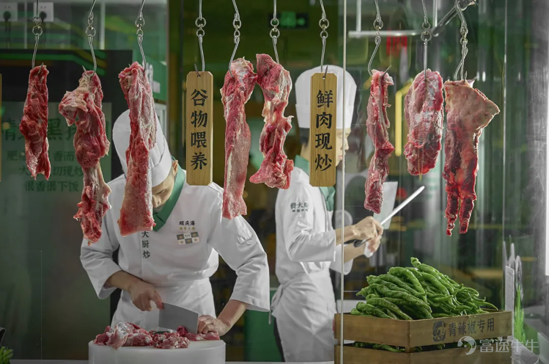 文 | 餐观局，作者｜局哥 刷手机看到费大厨美国首店的围挡广告。 门口大大的绿色招牌写着：BROCCOLI BEEF。 西兰花炒牛肉。 我愣了三秒。 然后往上看品牌名：CHEF FEI。  图｜来源网络 辣椒炒肉呢？ 辣辣辣辣辣辣辣辣辣辣辣辣辣辣辣辣辣辣辣辣辣辣辣辣辣辣辣辣辣辣辣辣辣椒椒椒椒椒椒椒椒椒椒椒椒椒椒椒椒椒椒椒椒椒椒椒椒椒椒椒椒椒椒椒椒椒炒炒炒炒炒炒炒炒炒炒炒炒炒炒炒炒炒炒炒炒炒炒炒炒炒炒炒炒炒炒炒炒炒肉肉肉肉肉肉肉肉肉肉肉肉肉肉肉肉肉肉肉肉肉肉肉肉肉肉肉肉肉肉肉肉肉！ 全没了。 01 这事儿离谱到什么程度！ 费大厨不卖辣椒炒肉，就像兰州拉面到了兰州不卖拉面改卖意大利面，沙县小吃到了沙县不卖拌面改卖披萨，黄焖鸡米饭不卖黄焖鸡改卖汉堡。  你以为我在开玩笑？我没有。 费大厨2023年卖出500多万份辣椒炒肉，营收超10亿，在北上广深你要排队两小时才能吃上，68块钱一锅螺丝椒配五花肉大厨现炒米饭免费续，每桌必点，这道菜就是费大厨的命根子。 结果到美国，命根子没了，换成西兰花炒牛肉。 有人说这是认怂，到了美国不敢卖辣椒炒肉怕美国人不买账。 听起来挺...